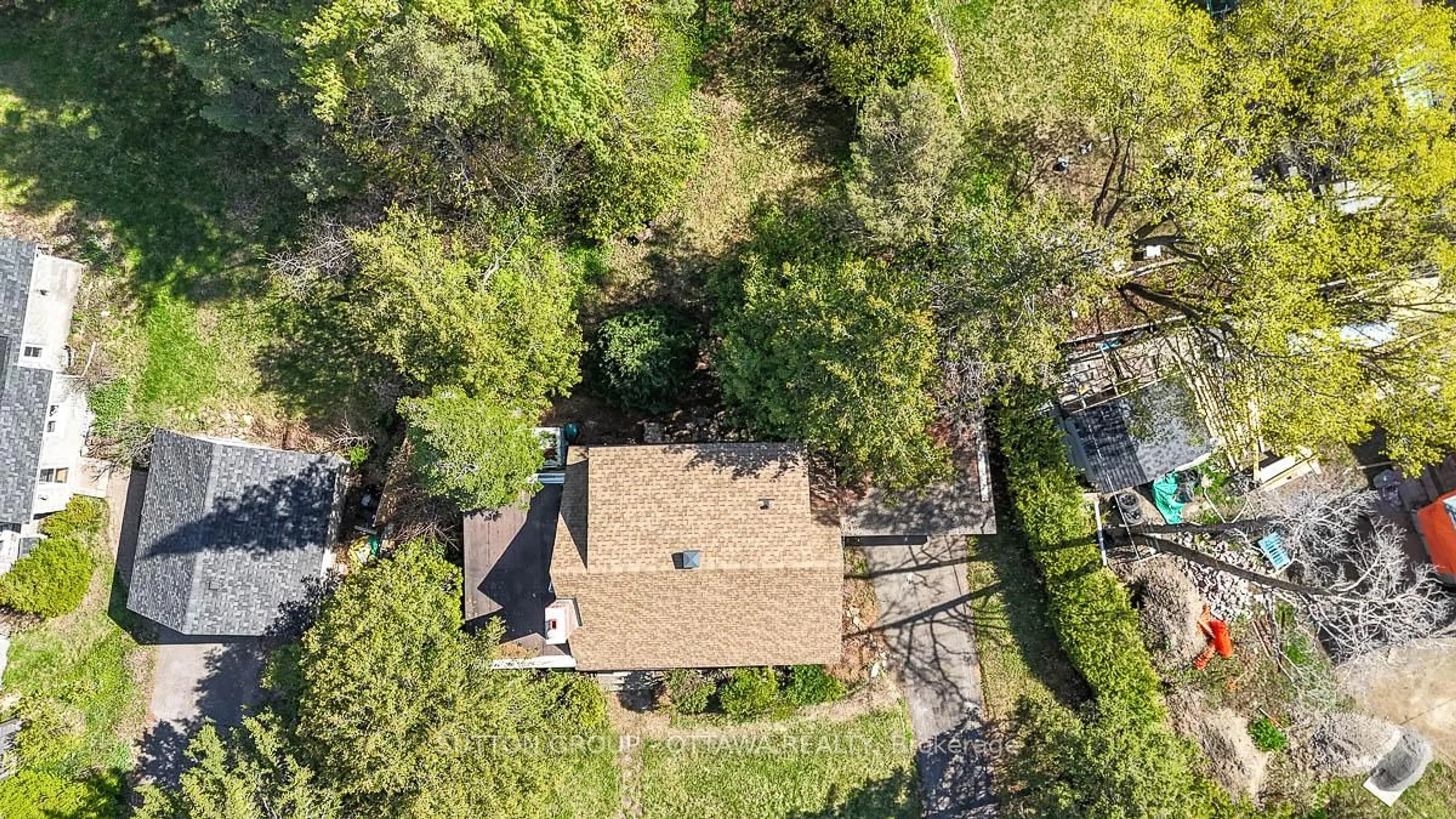 A pic from outside/outdoor area/front of a property/back of a property/a pic from drone, street for 1471 Cavendish Rd, Ottawa Ontario K1H 6C4