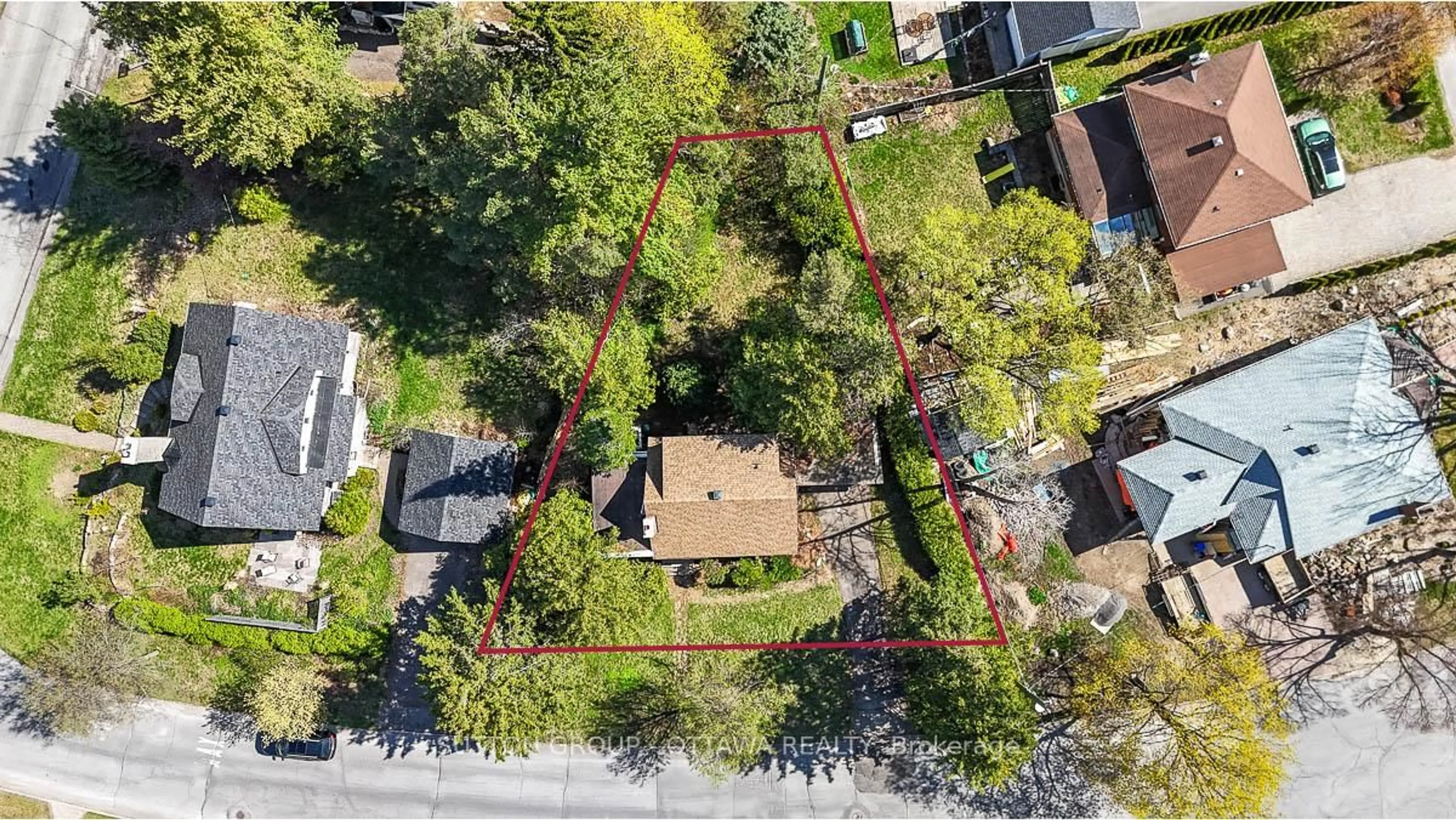 A pic from outside/outdoor area/front of a property/back of a property/a pic from drone, street for 1471 Cavendish Rd, Ottawa Ontario K1H 6C4