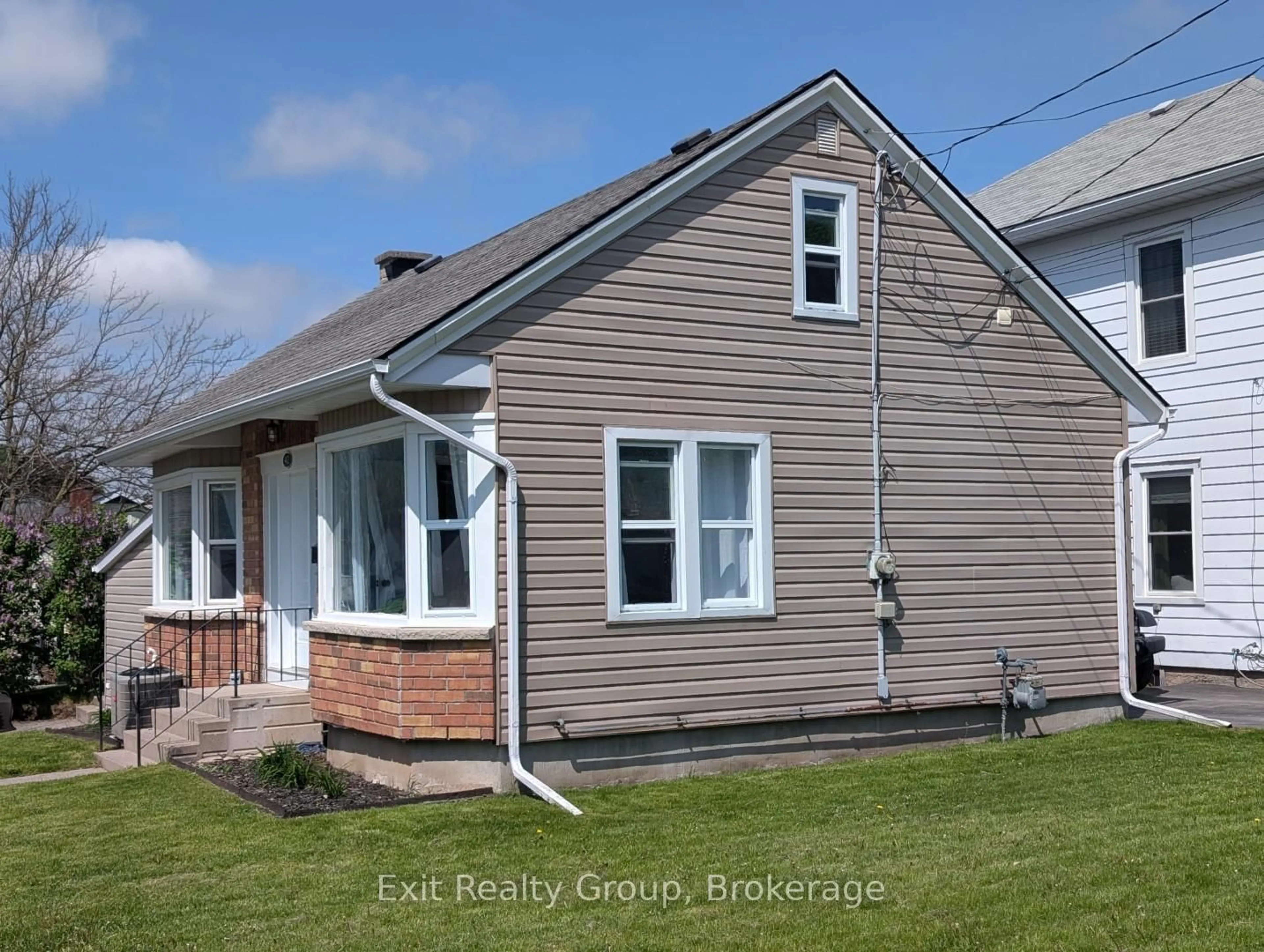 Home with vinyl exterior material, building for 42 McGill St, Quinte West Ontario K8V 3J3