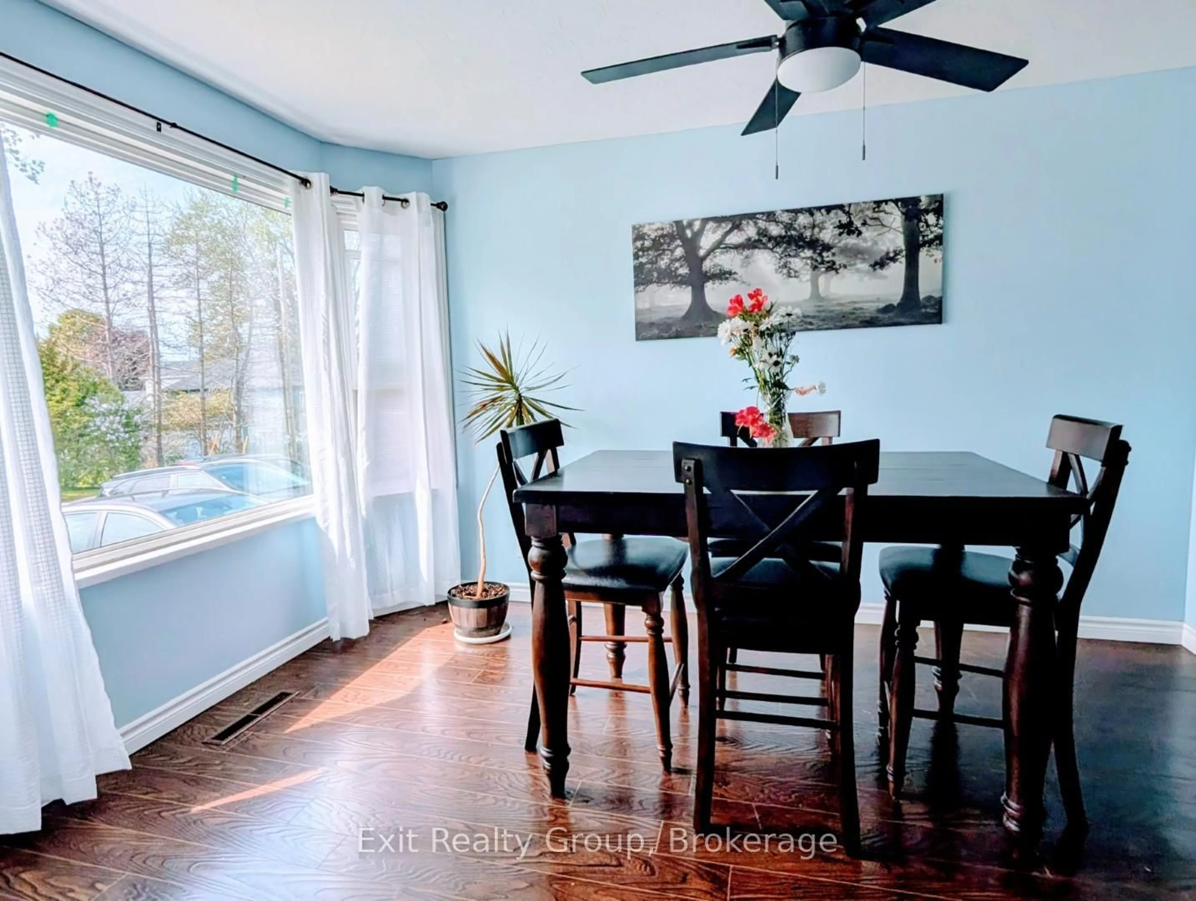 Dining room, wood/laminate floor for 42 McGill St, Quinte West Ontario K8V 3J3