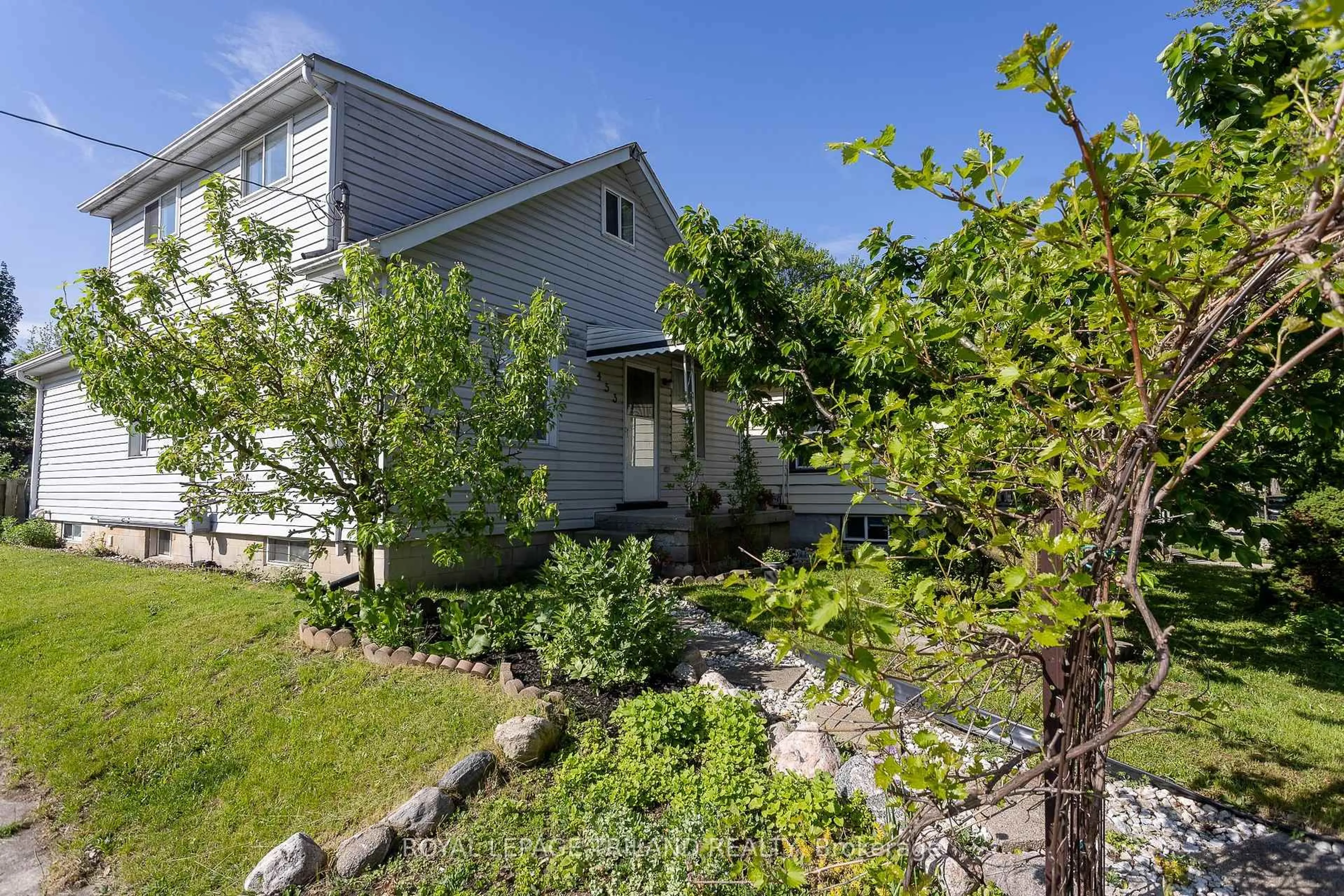 A pic from outside/outdoor area/front of a property/back of a property/a pic from drone, street for 453 Salisbury St, London East Ontario N5Y 3B3
