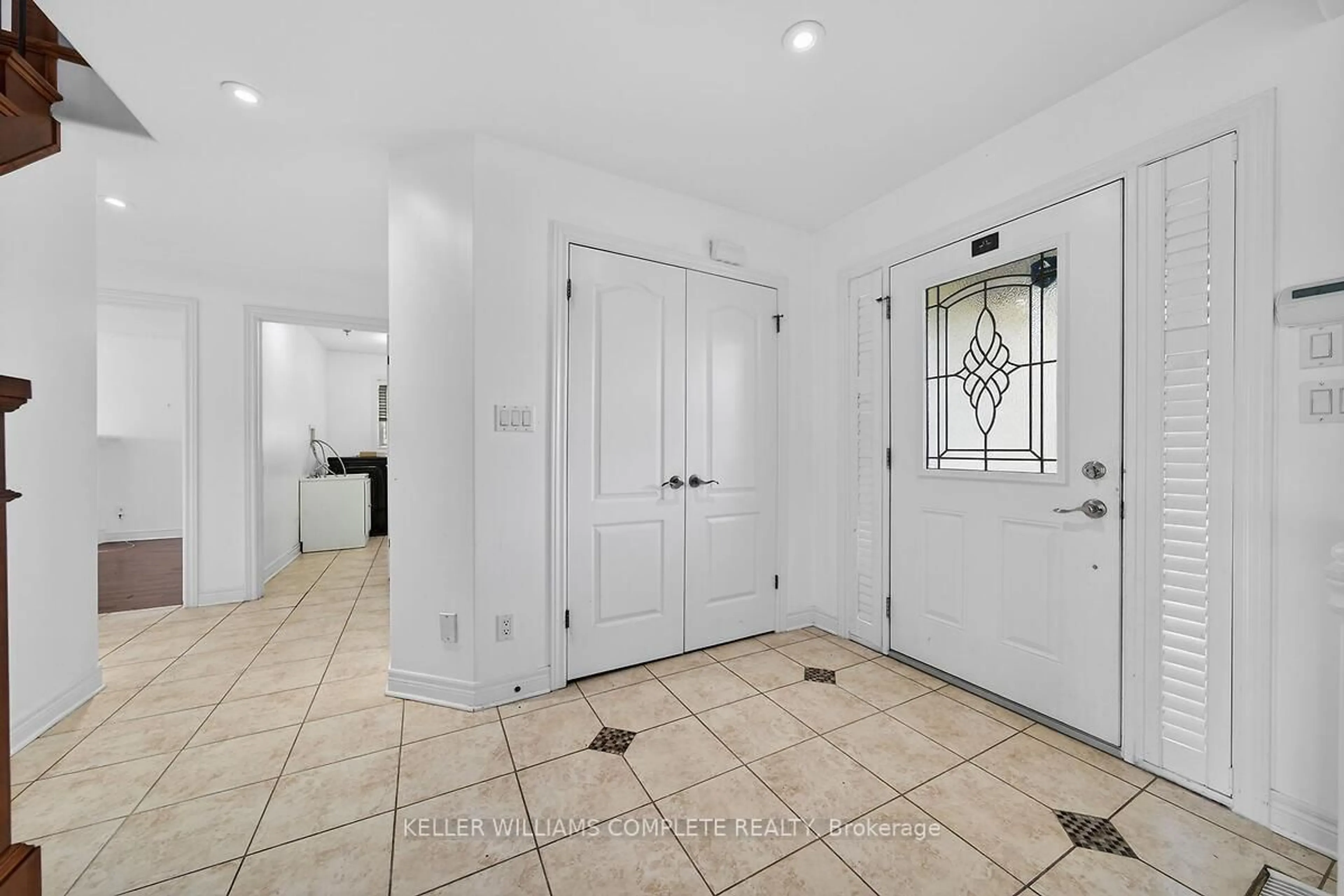 Indoor entryway for 9128 HENDERSHOT Blvd, Niagara Falls Ontario L2H 0E3