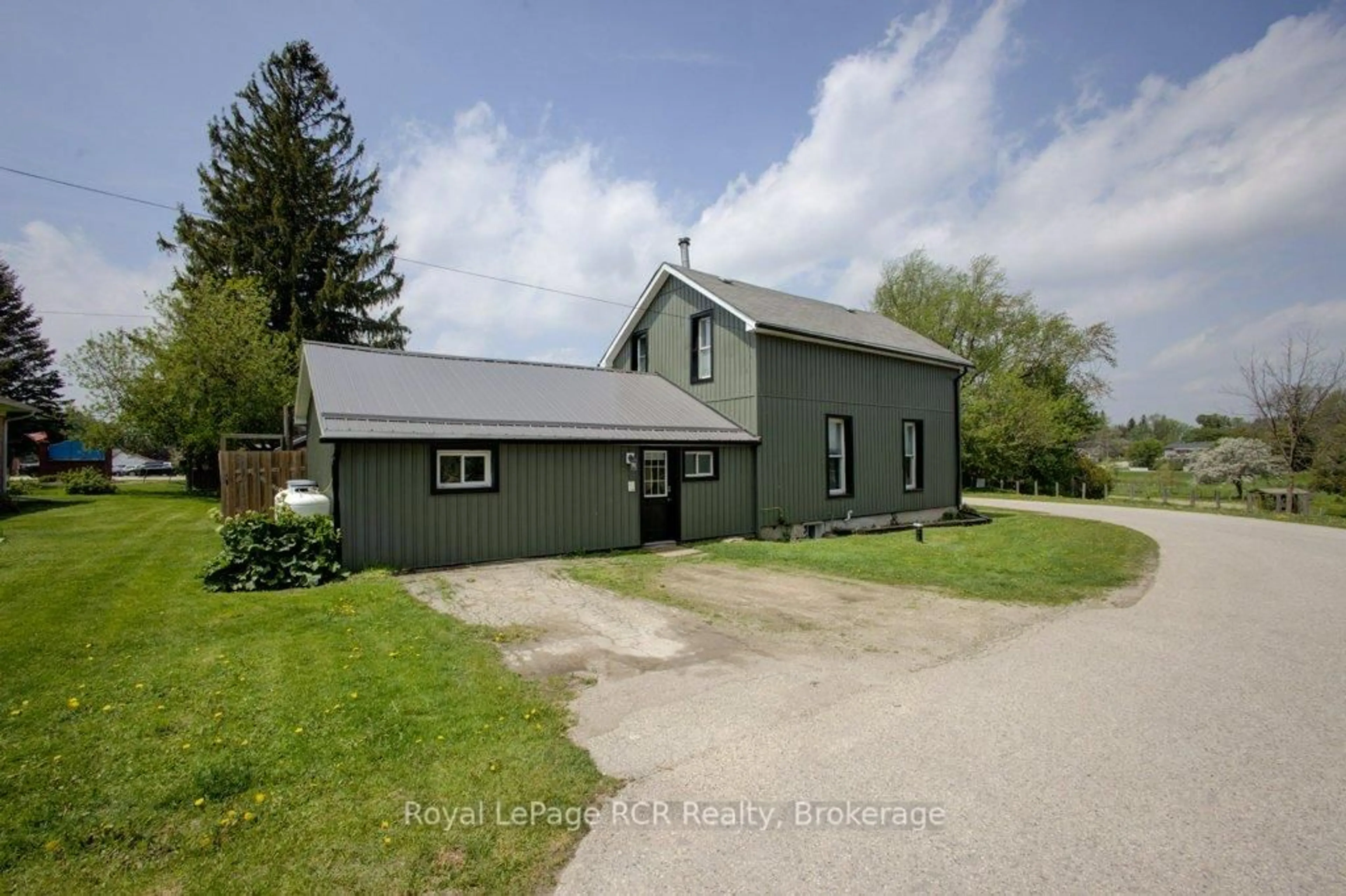 A pic from outside/outdoor area/front of a property/back of a property/a pic from drone, street for 2056 Mill St, Howick Ontario N0G 1X0