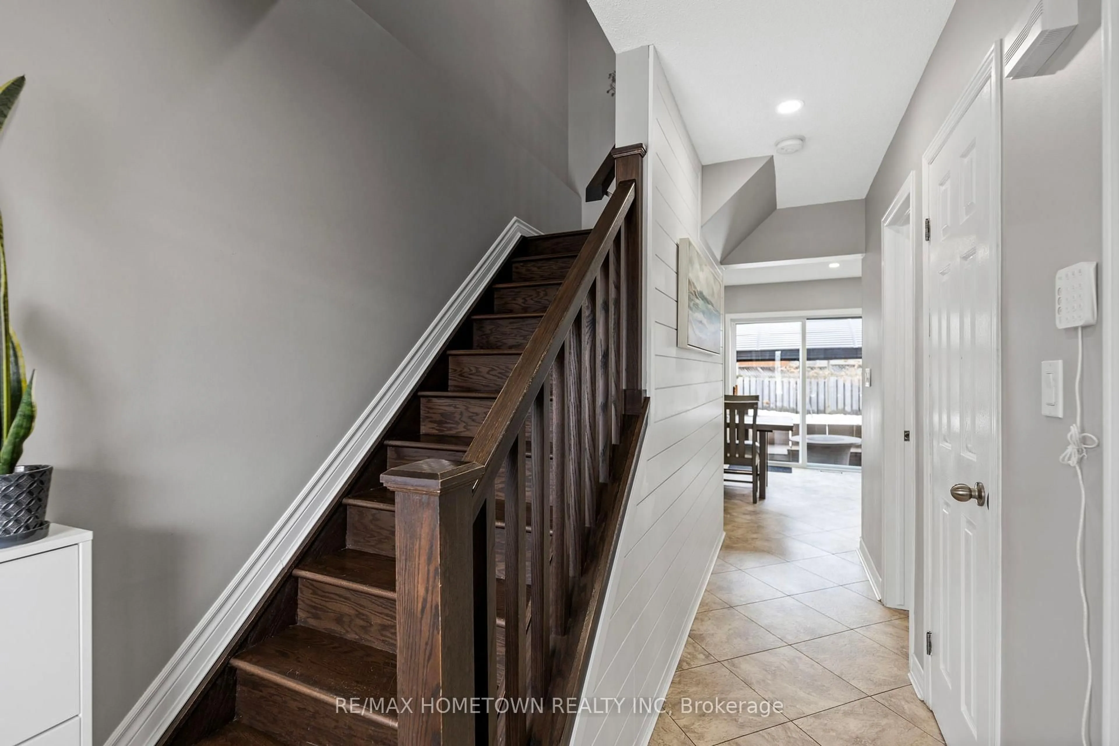 Indoor entryway for 1018 Montrose St, Brockville Ontario K6V 7G1