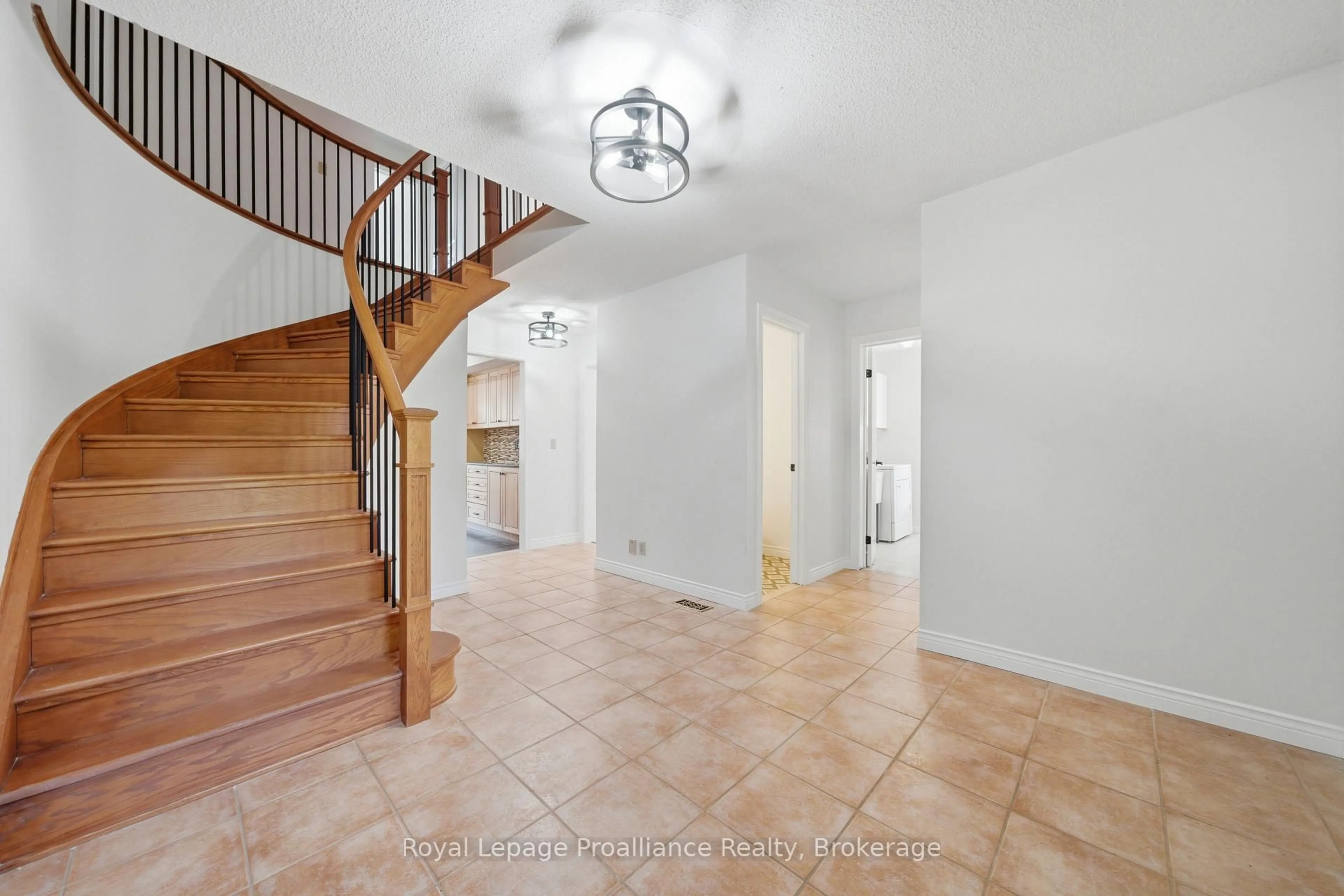 Indoor foyer for 37 Dungannon Dr, Belleville Ontario K8P 5E7