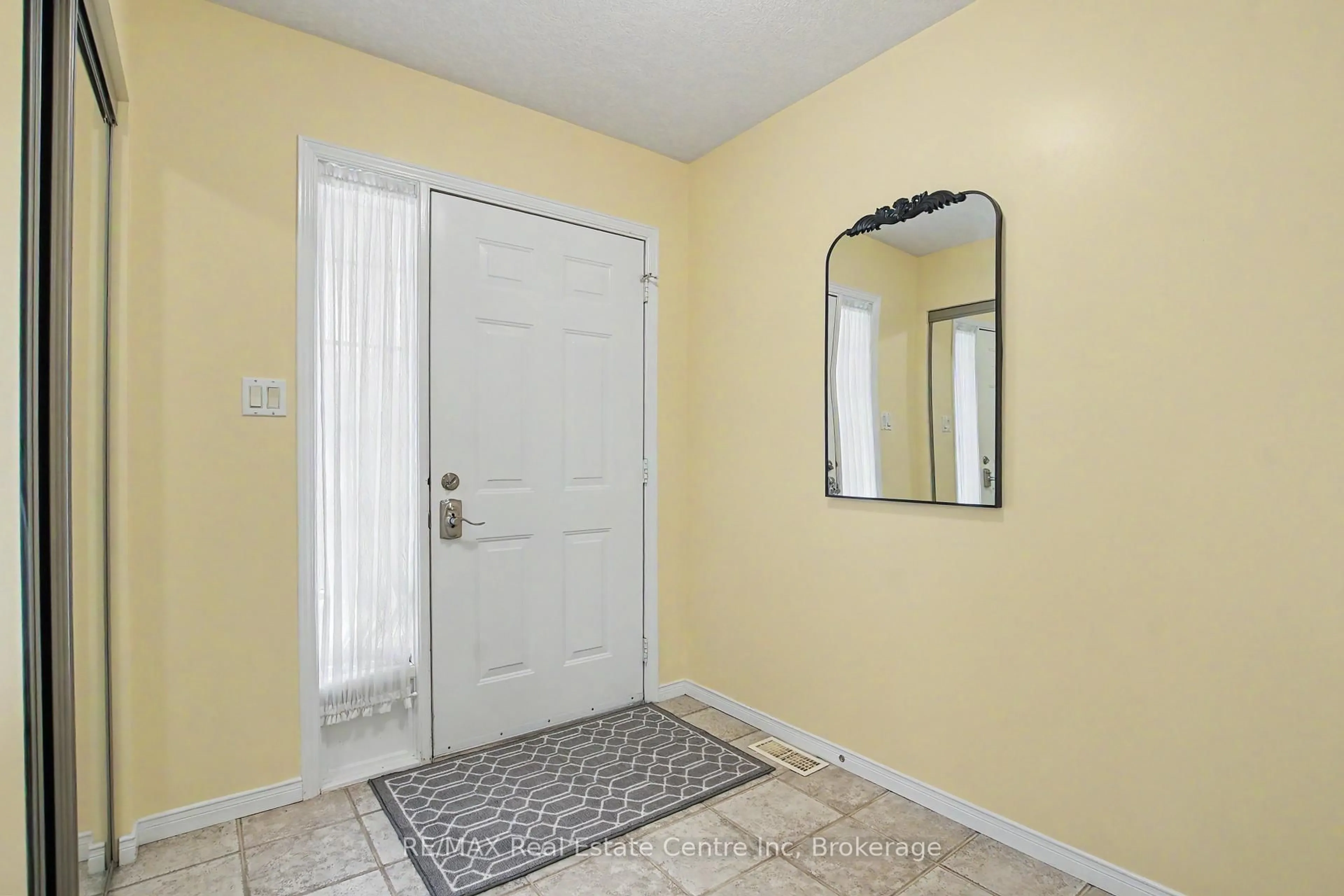 Indoor entryway for 941 Gordon St #48, Guelph Ontario N1G 4R9