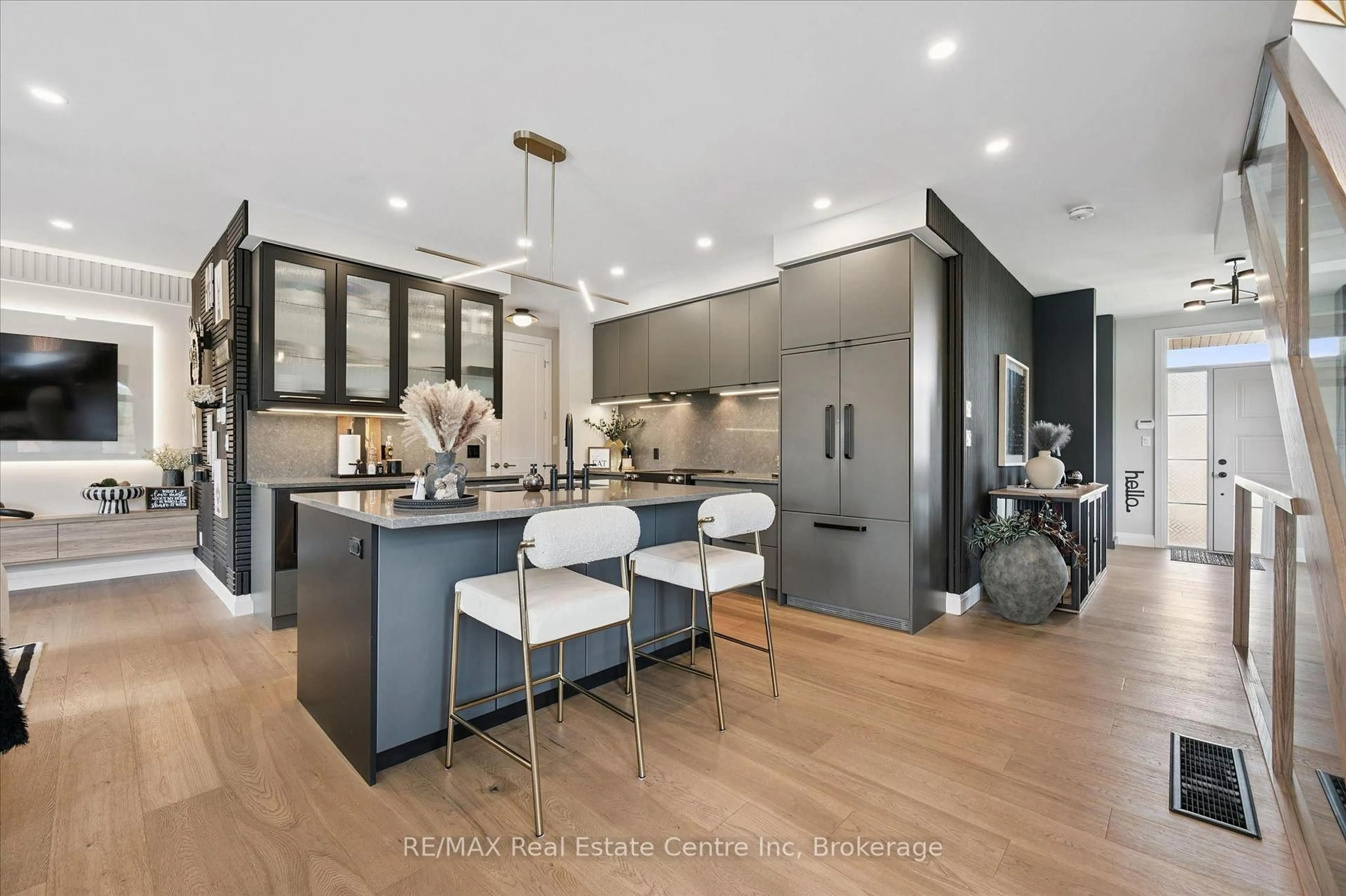 Contemporary kitchen, unknown for 3 Queensbrook Cres, Cambridge Ontario N1S 0E5