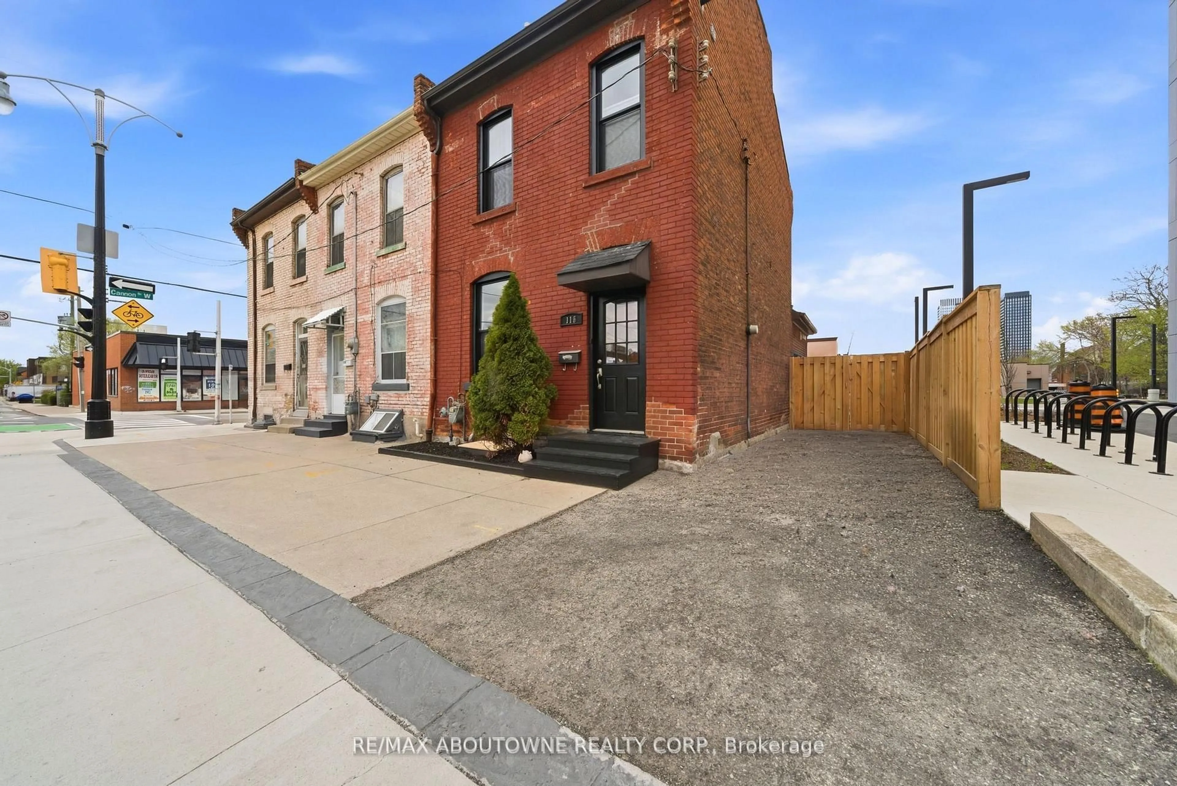 A pic from outside/outdoor area/front of a property/back of a property/a pic from drone, street for 116 Bay St, Hamilton Ontario L8R 2P4
