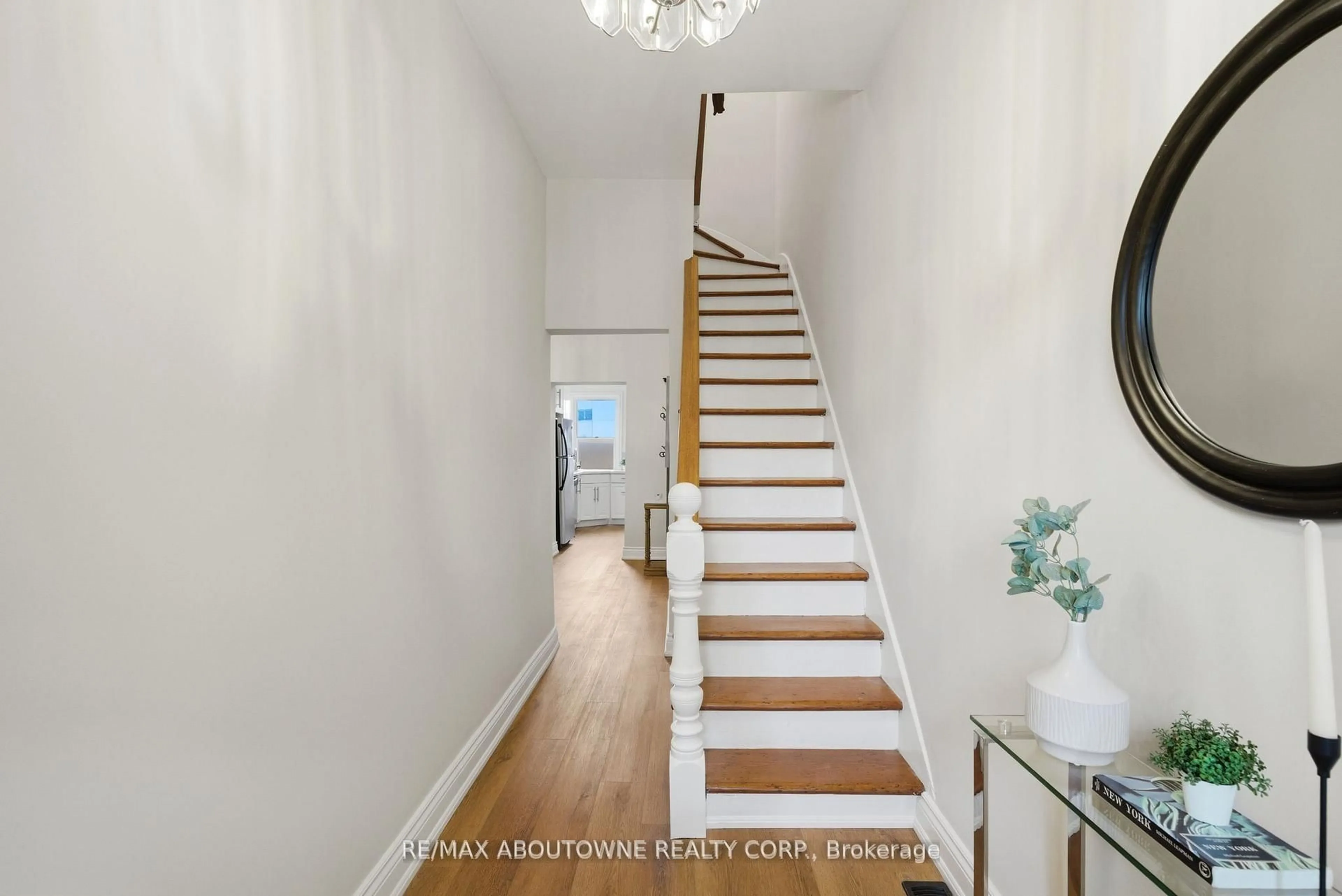 Indoor entryway for 116 Bay St, Hamilton Ontario L8R 2P4