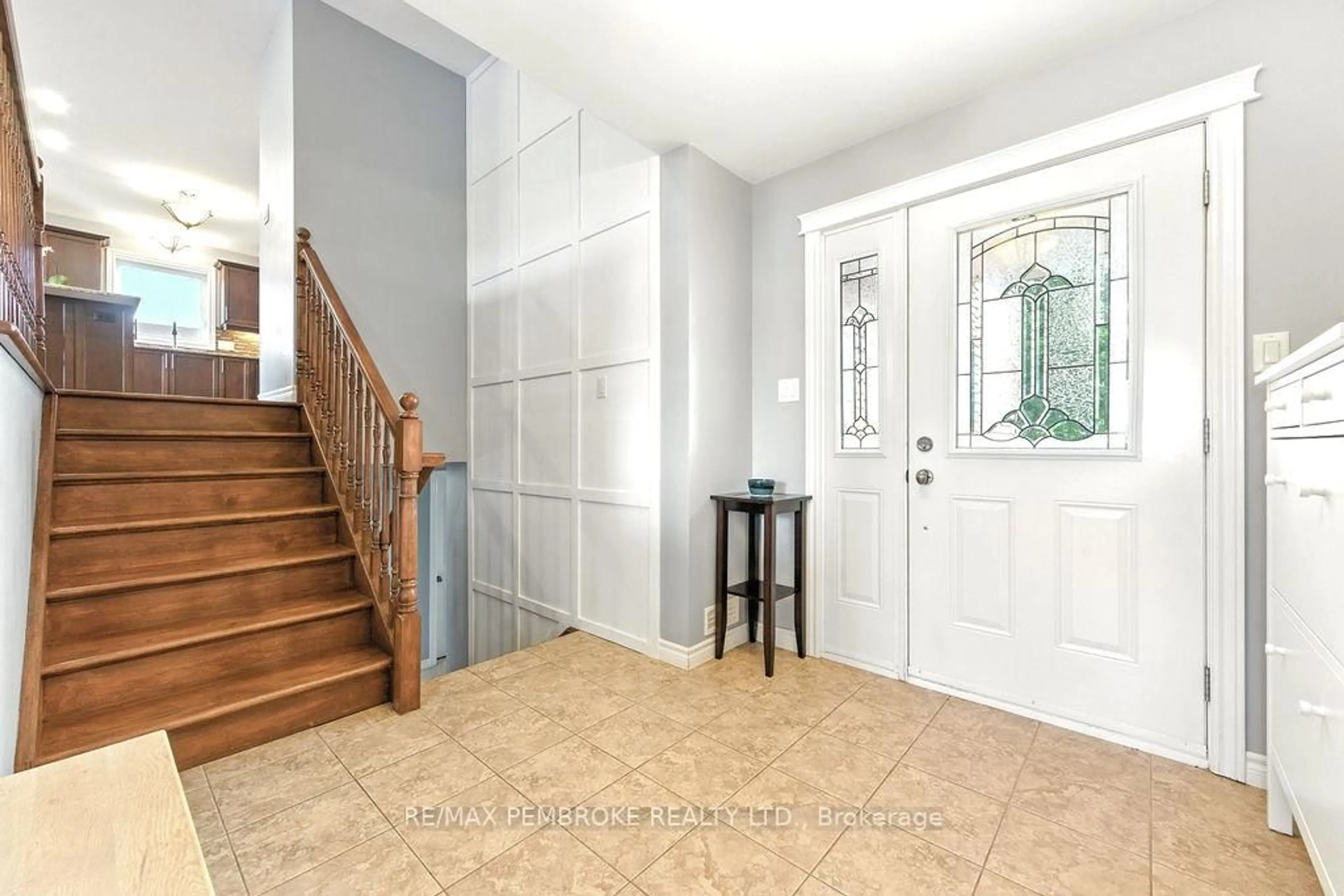 Indoor entryway for 8 Greenvale Cres, Petawawa Ontario K8H 3S2