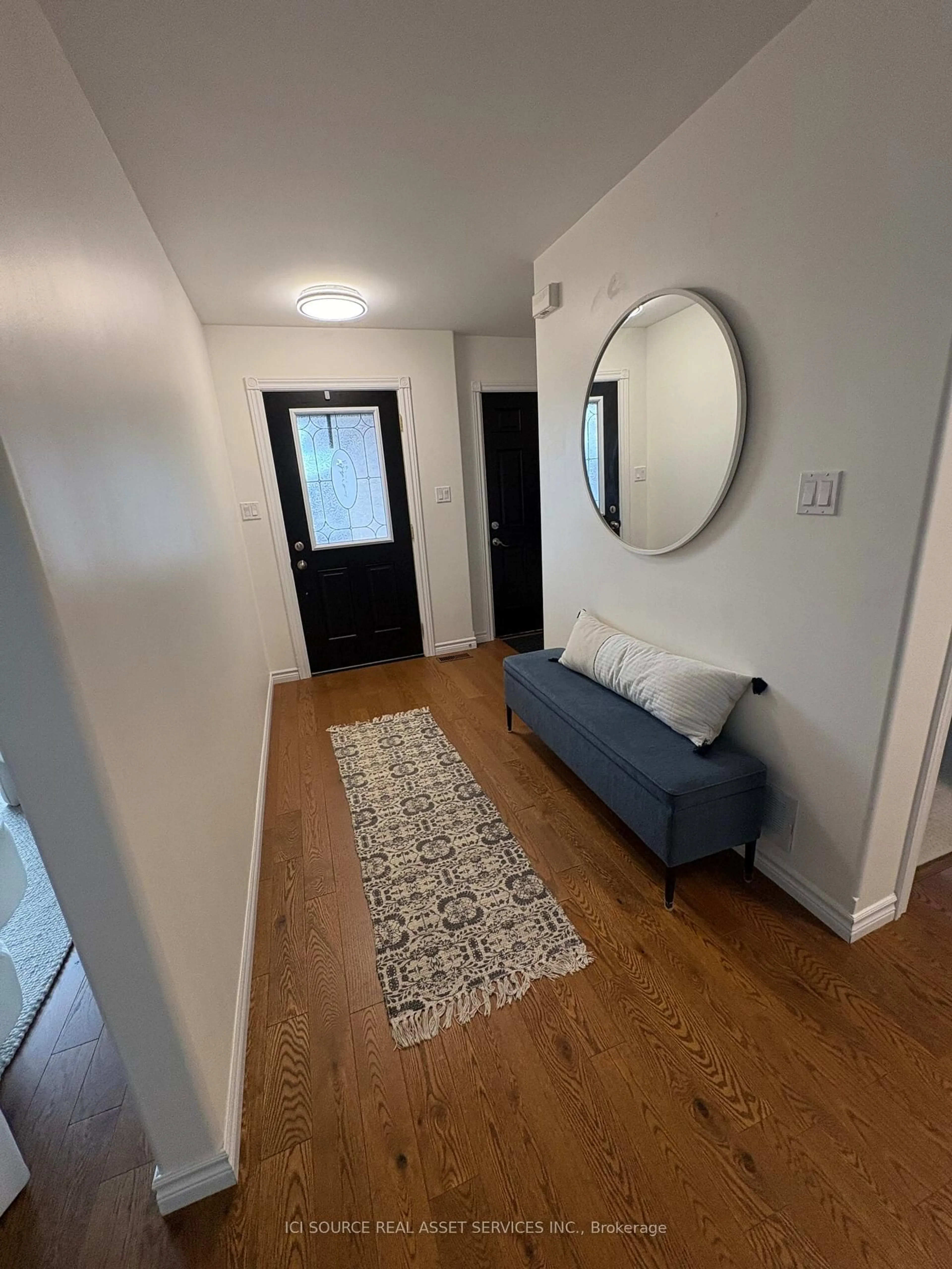 Indoor entryway for 401 Bianco Cres, Peterborough Ontario K9K 0A3