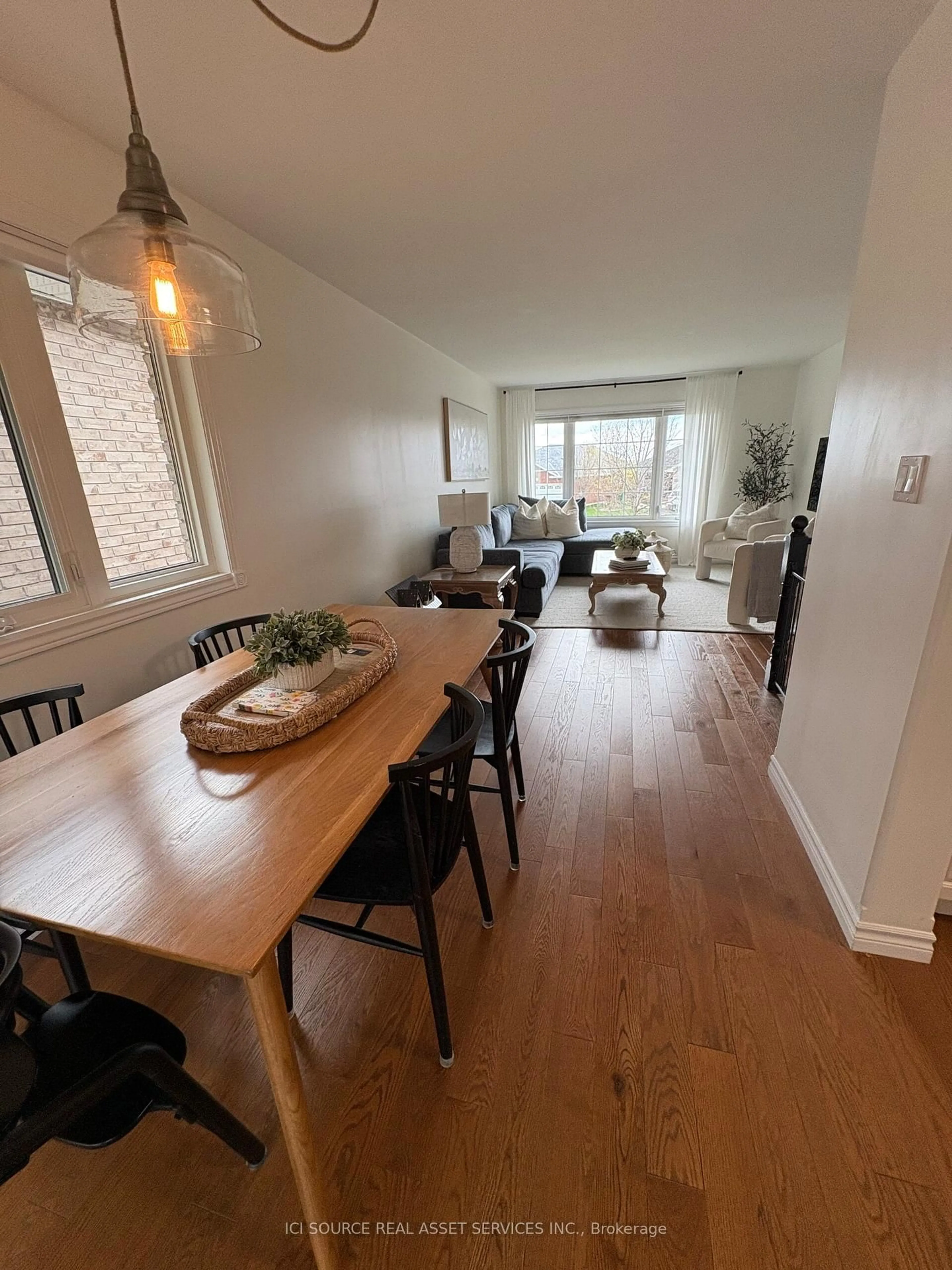 Dining room, wood/laminate floor for 401 Bianco Cres, Peterborough Ontario K9K 0A3