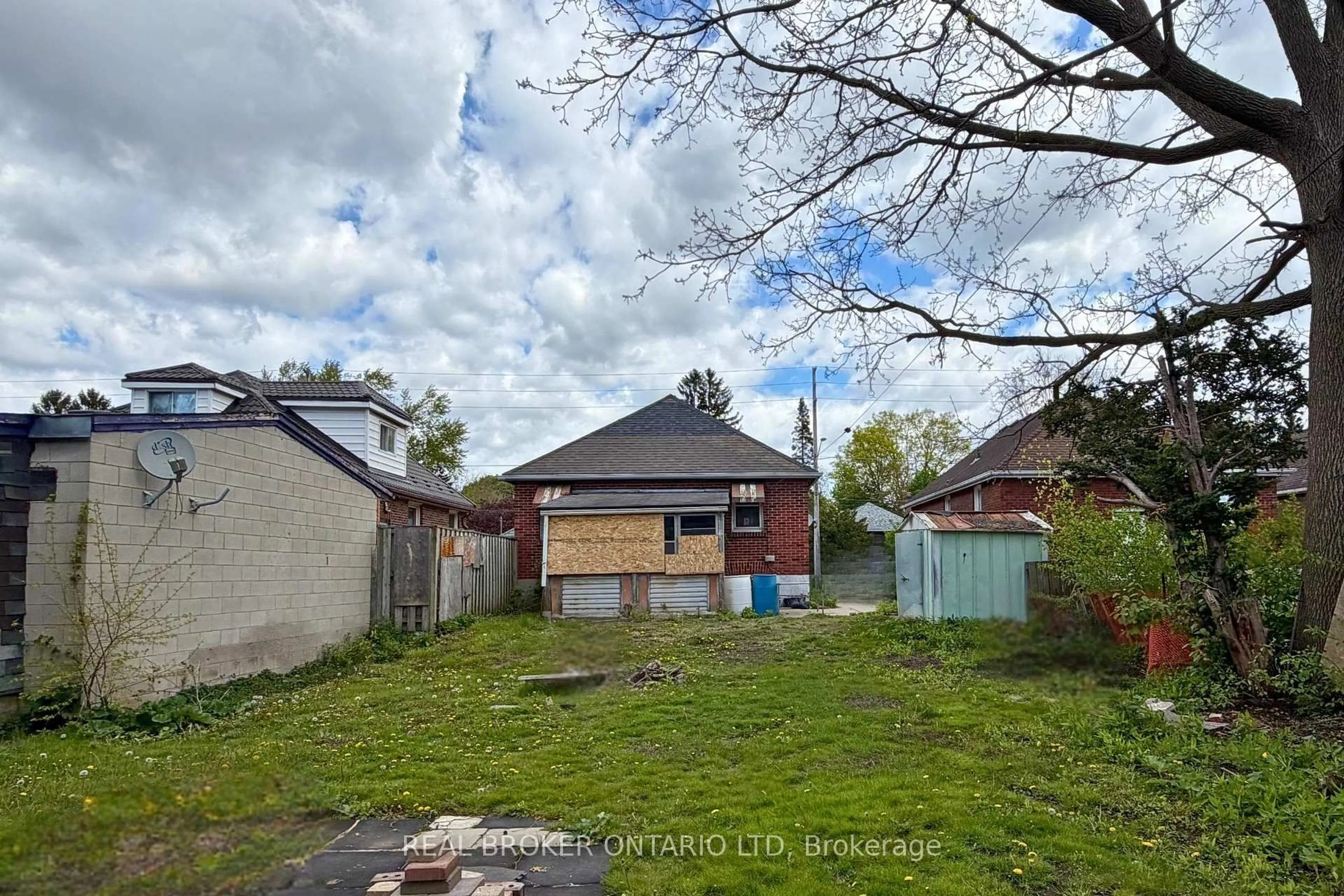 A pic from outside/outdoor area/front of a property/back of a property/a pic from drone, street for 101 Adelaide St, London South Ontario N5Z 3K6