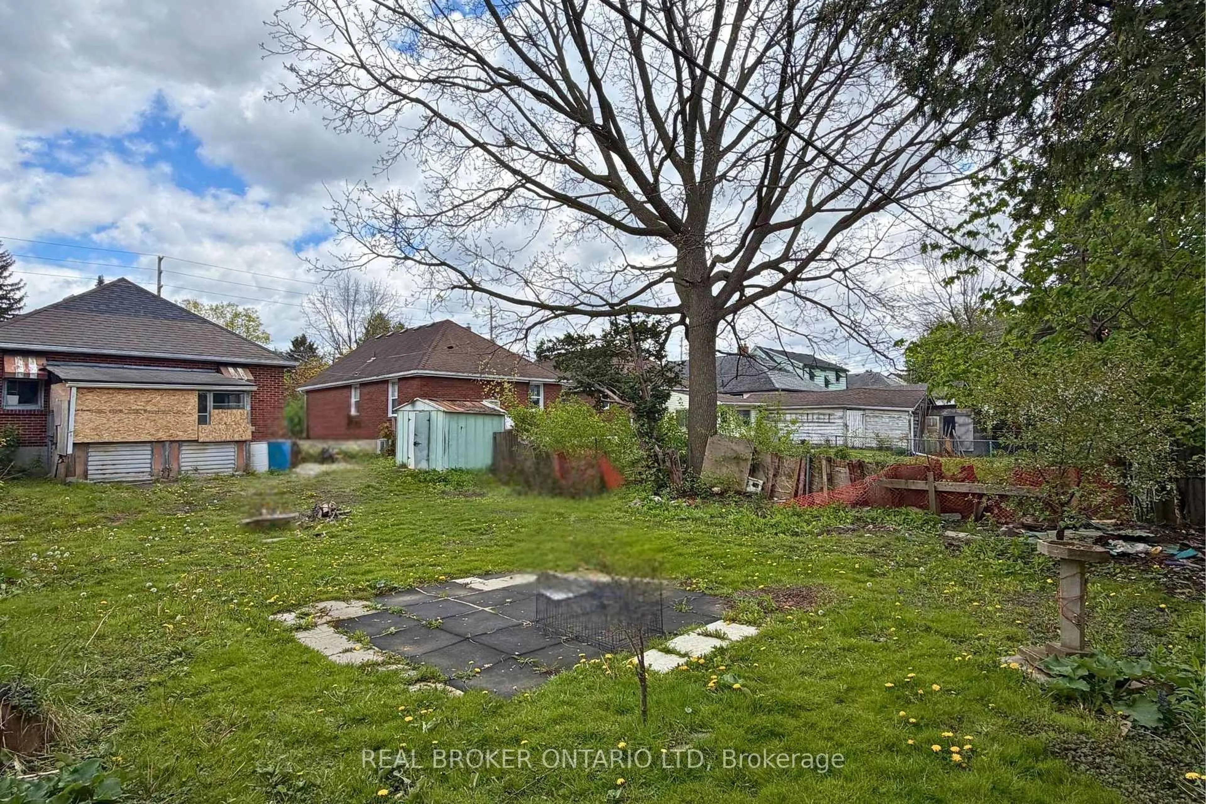 A pic from outside/outdoor area/front of a property/back of a property/a pic from drone, street for 101 Adelaide St, London South Ontario N5Z 3K6
