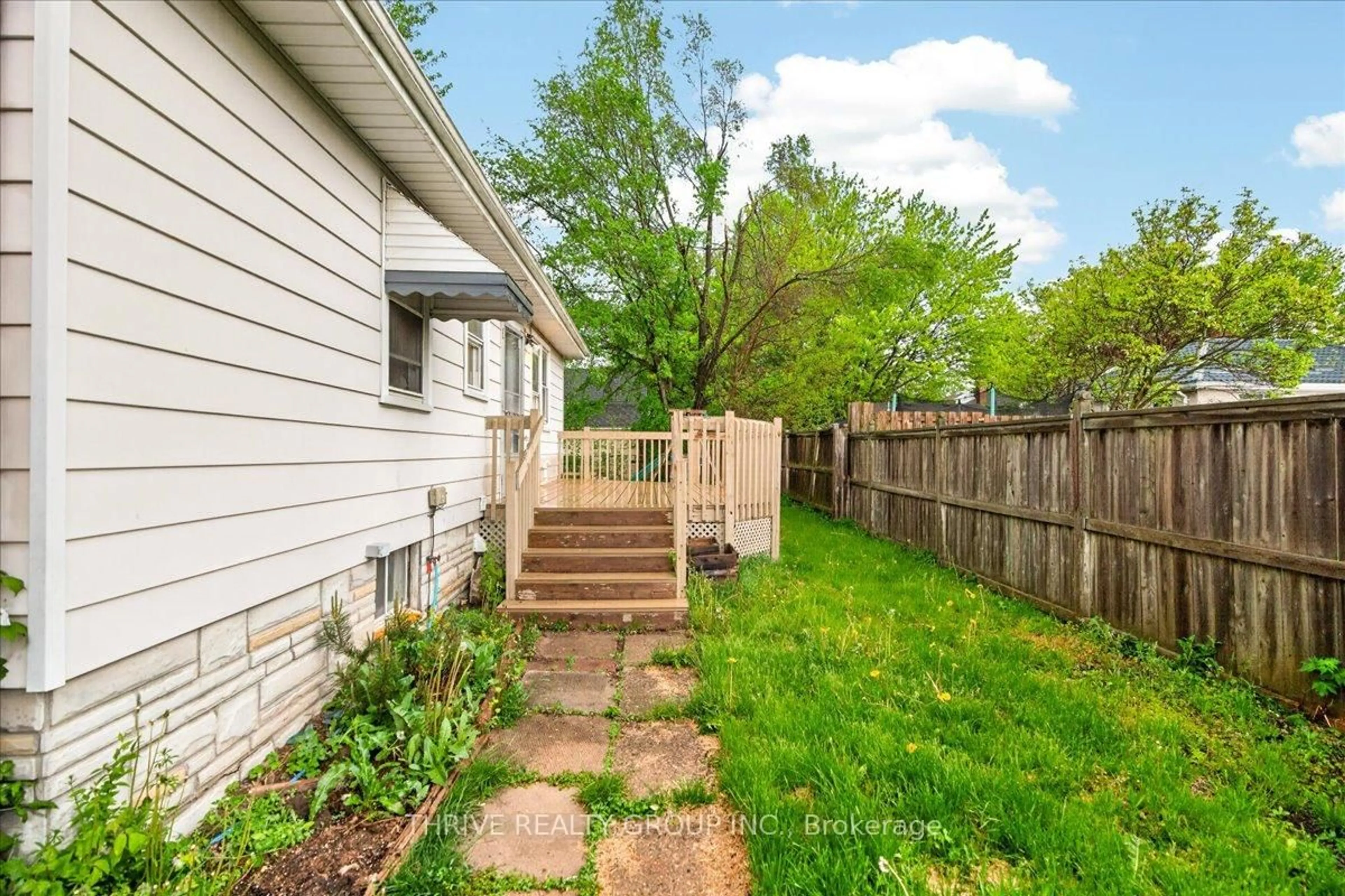 Patio, street for 172 Gammage St, London East Ontario N5Y 2B3