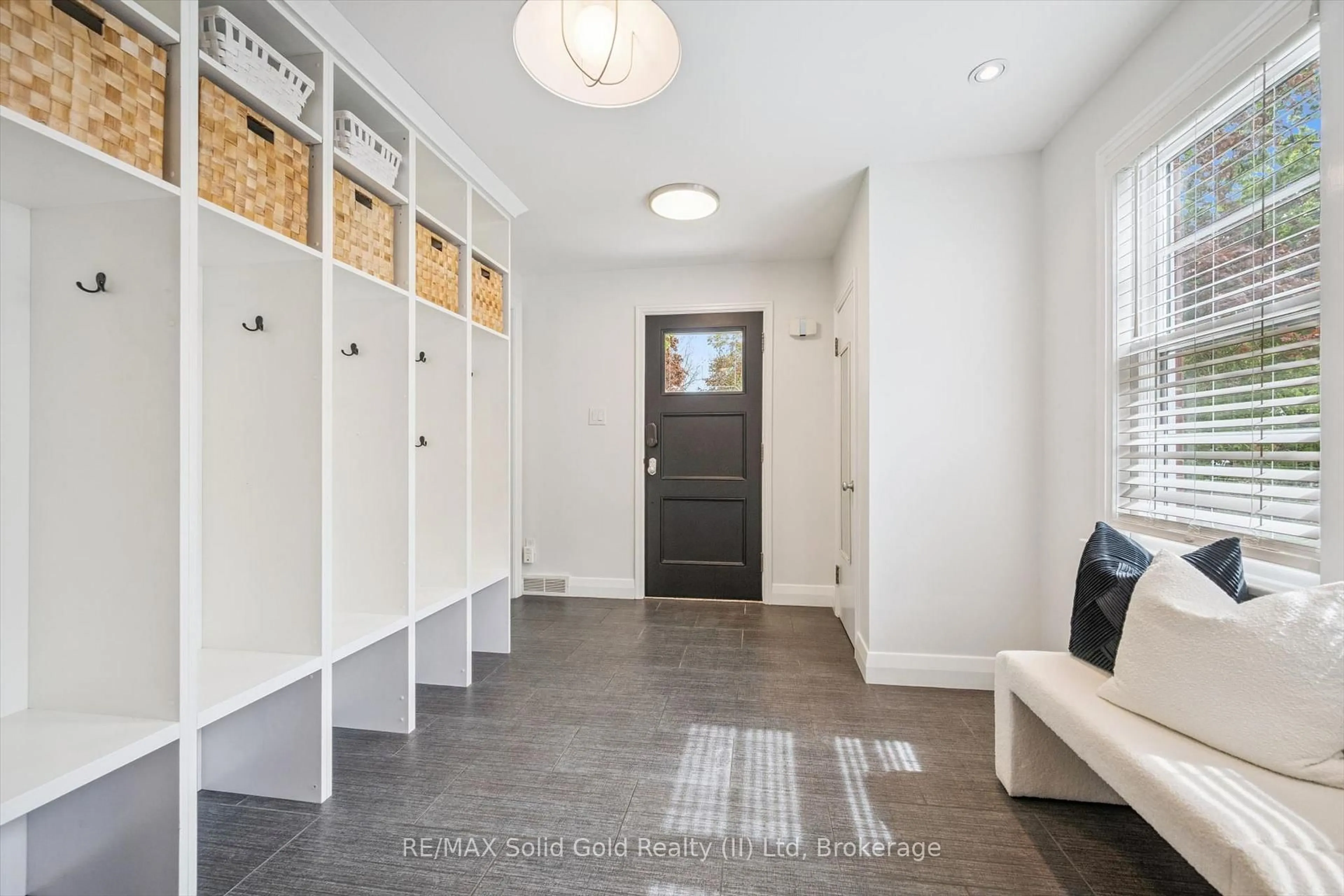 Indoor entryway for 186 Forsyth Dr, Waterloo Ontario N2L 1A2
