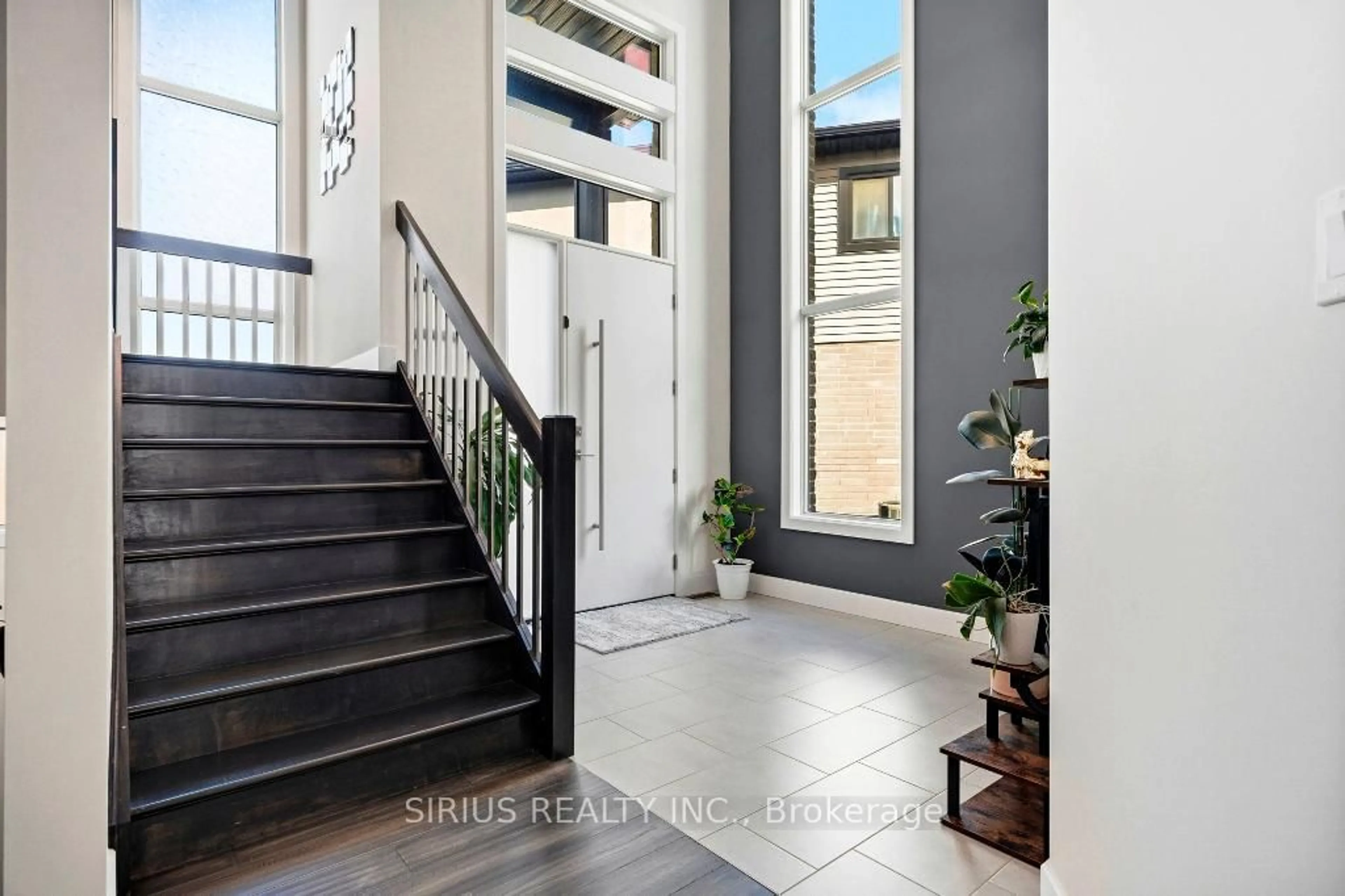 Indoor entryway for 1450 North Wenige Dr #5, London North Ontario N5X 0L6