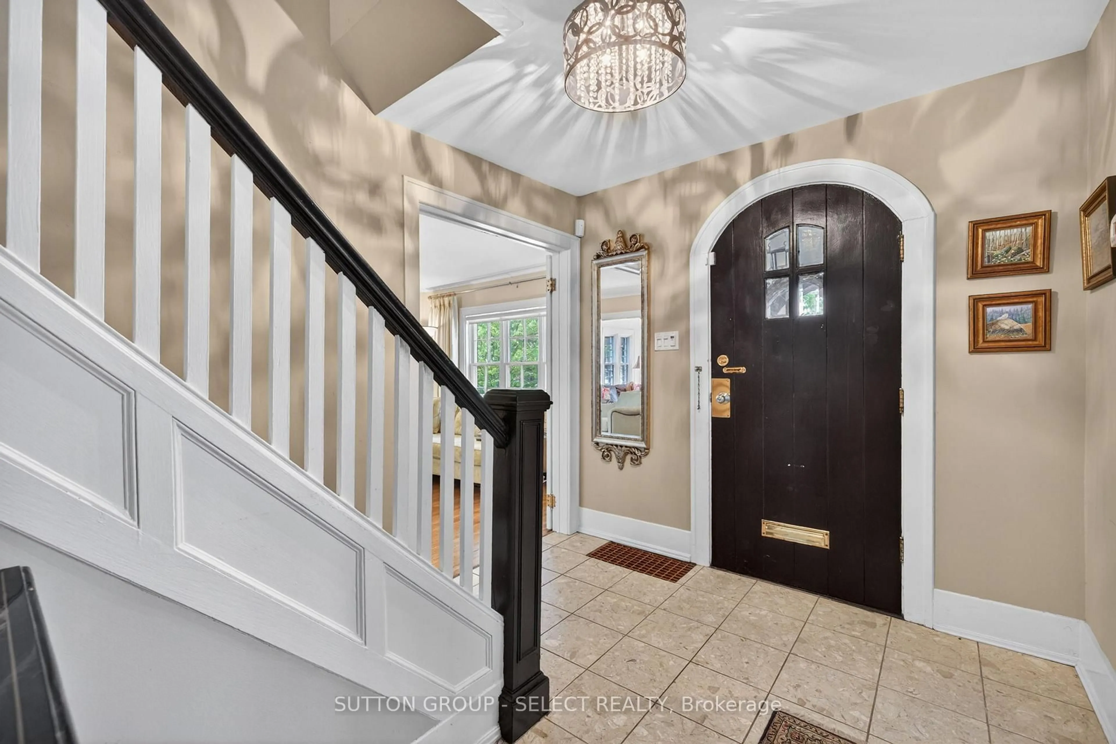 Indoor entryway for 439 Regent St, London East Ontario N5Y 4H1