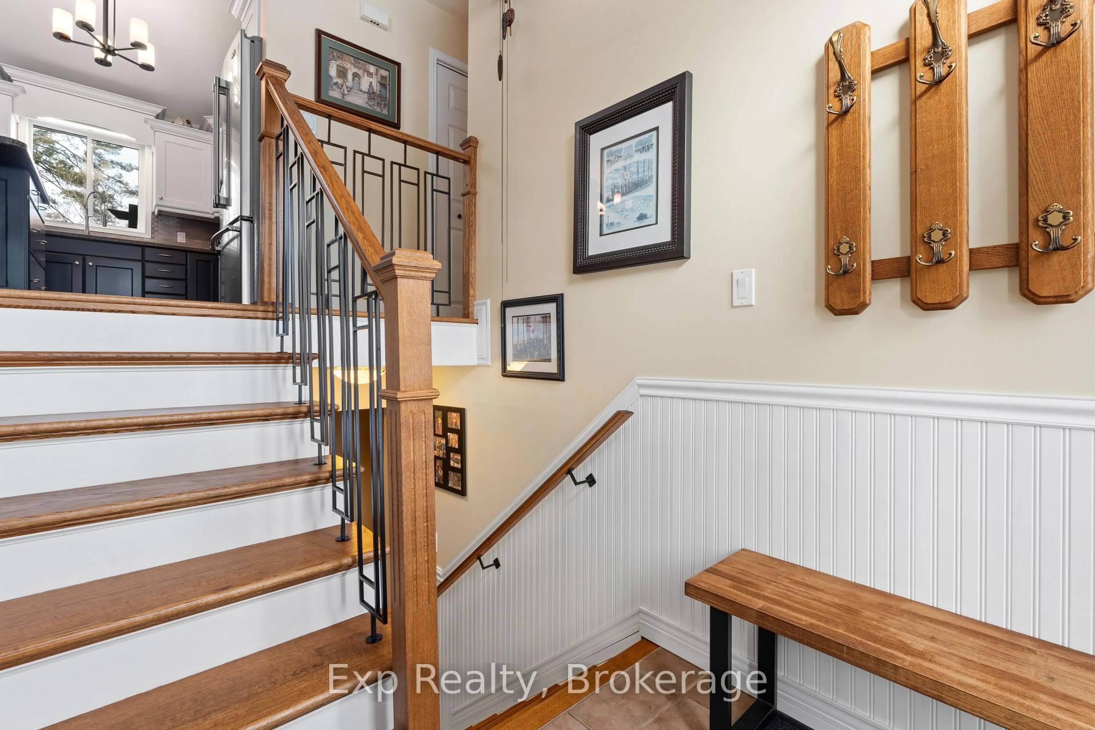 Indoor entryway for 72 Glenburnie Rd, Ingleside Ontario K8V 5P4