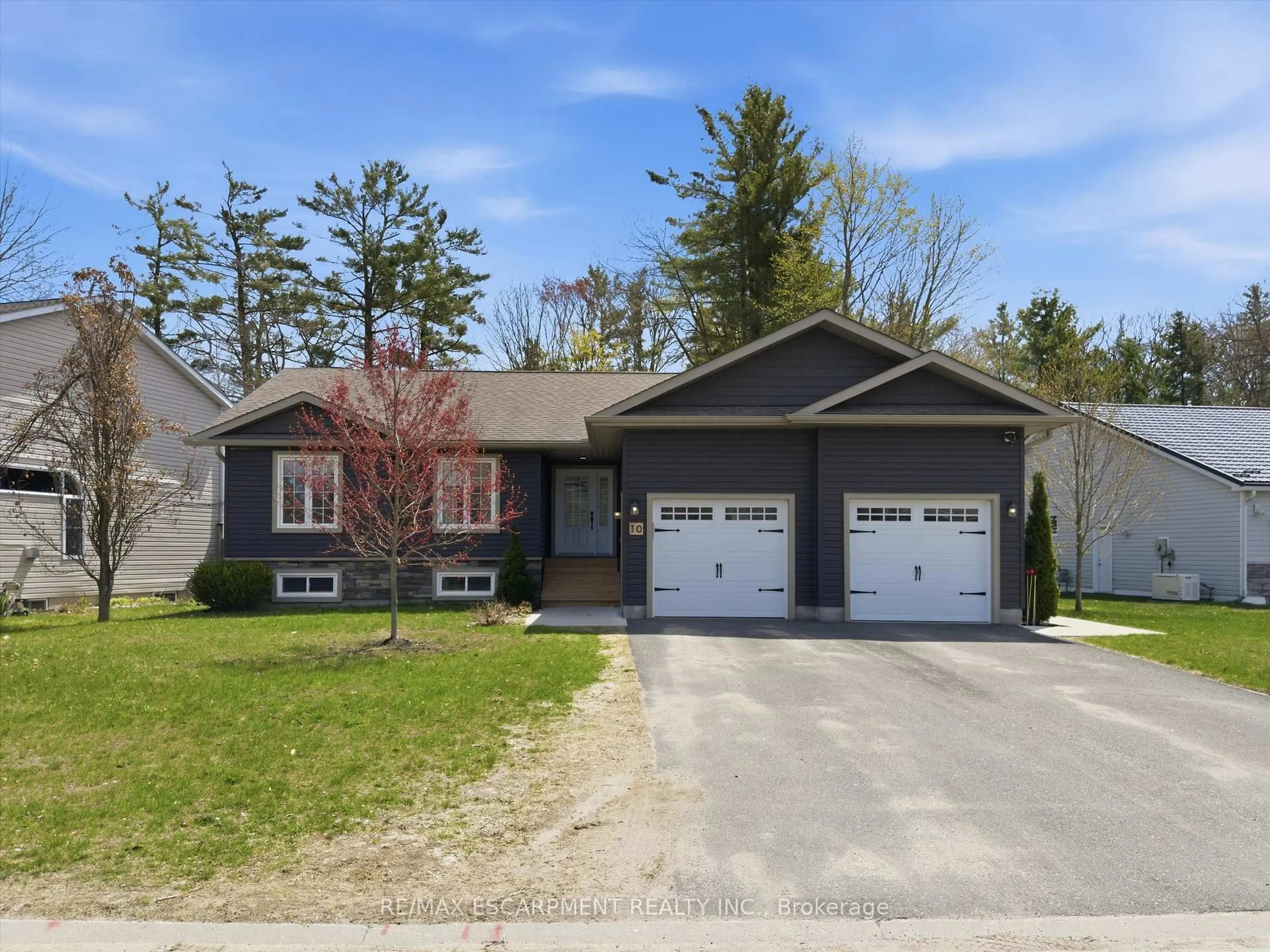 Home with brick exterior material, street for 10 Thain St, Gravenhurst Ontario P1P 1Z6