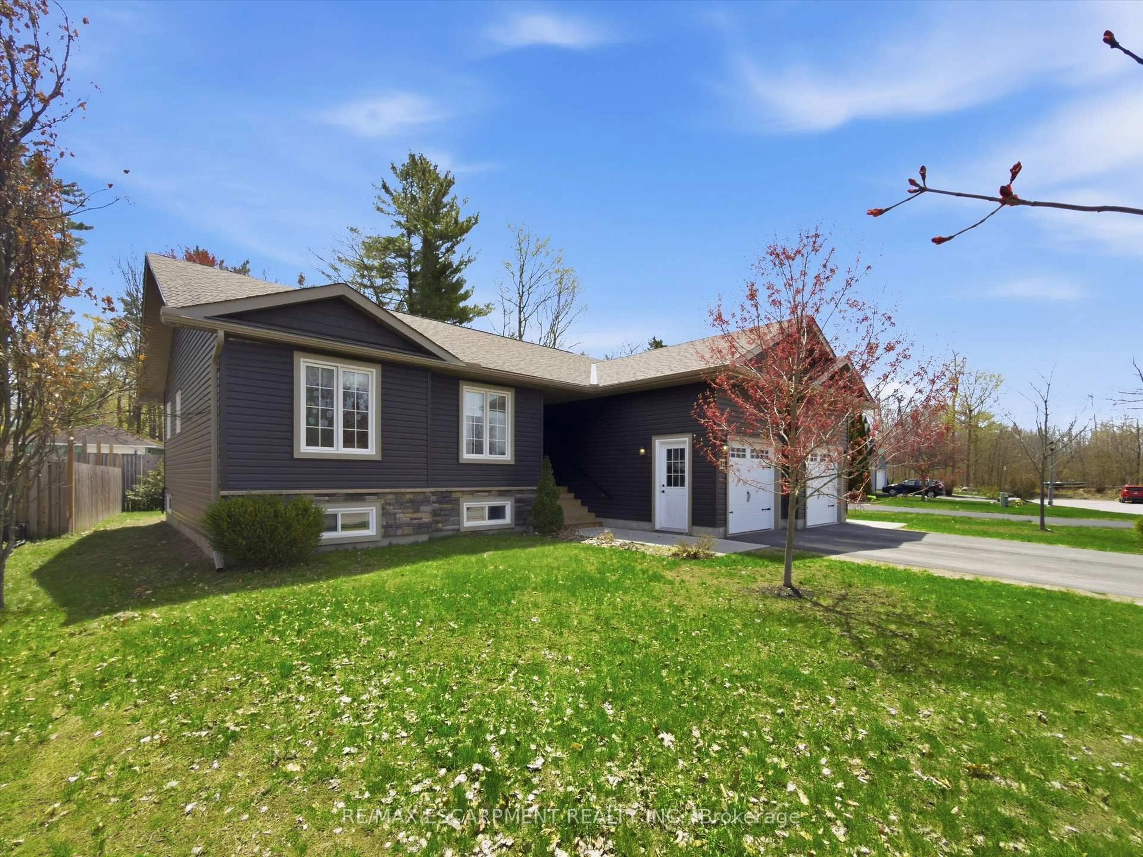 A pic from outside/outdoor area/front of a property/back of a property/a pic from drone, street for 10 Thain St, Gravenhurst Ontario P1P 1Z6
