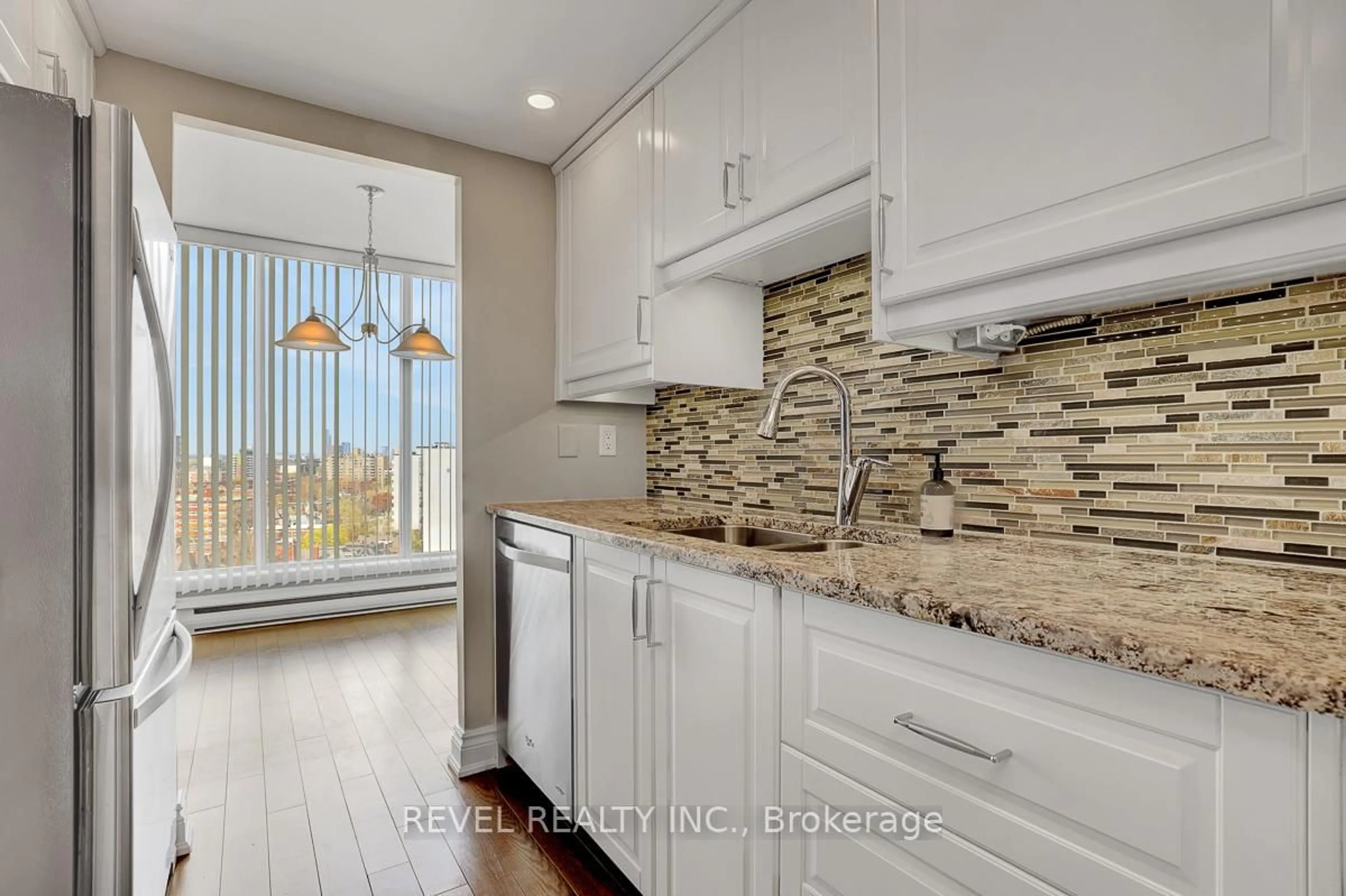 Open concept kitchen, ceramic/tile floor for 20 THE DRIVEWAY Dr #1403, Ottawa Ontario K2P 1C8