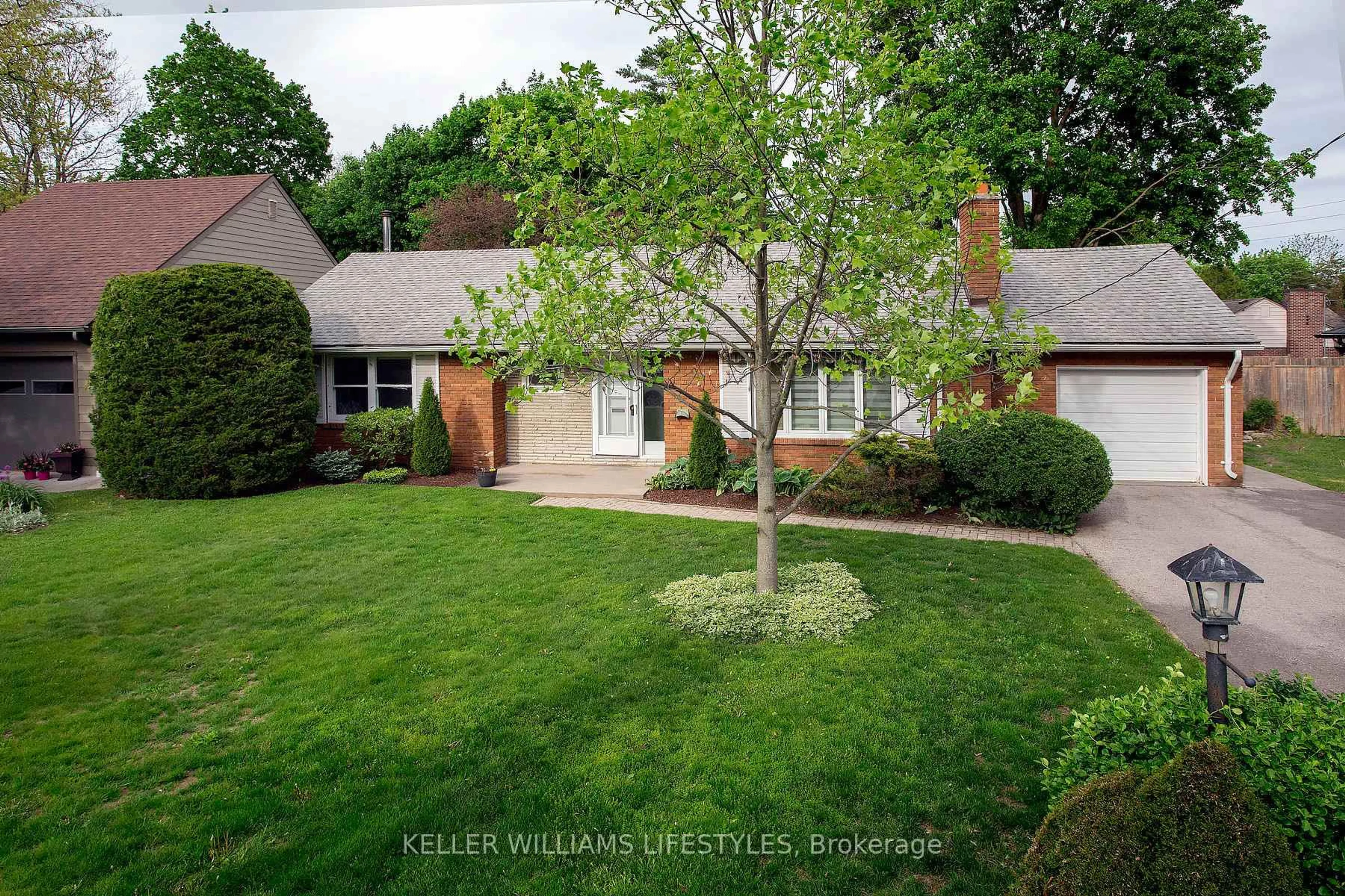A pic from outside/outdoor area/front of a property/back of a property/a pic from drone, street for 423 East Mile Rd, London North Ontario N6H 3K4