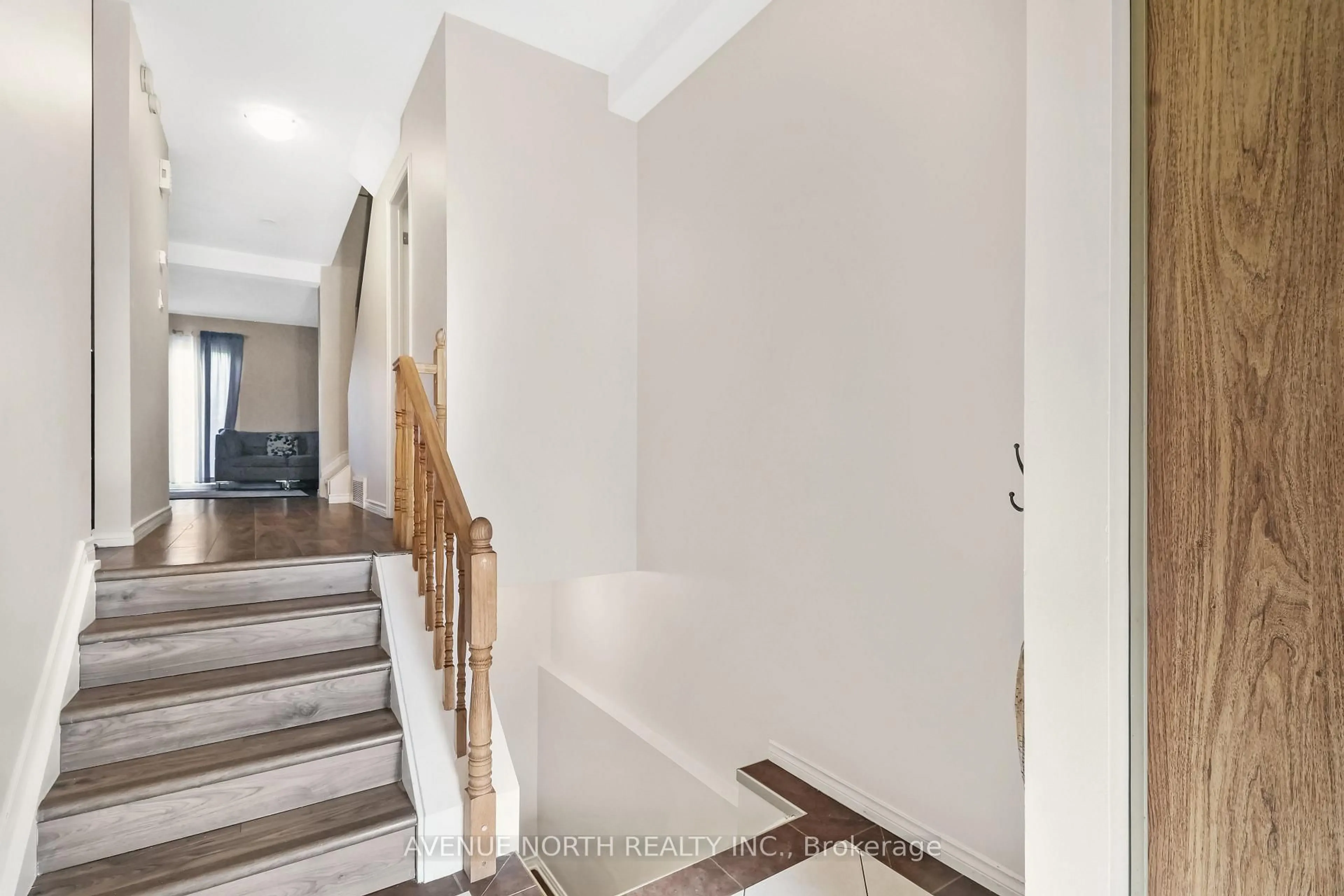 Indoor foyer for 494 SANDHAMN Private, Ottawa Ontario K1T 2Z6