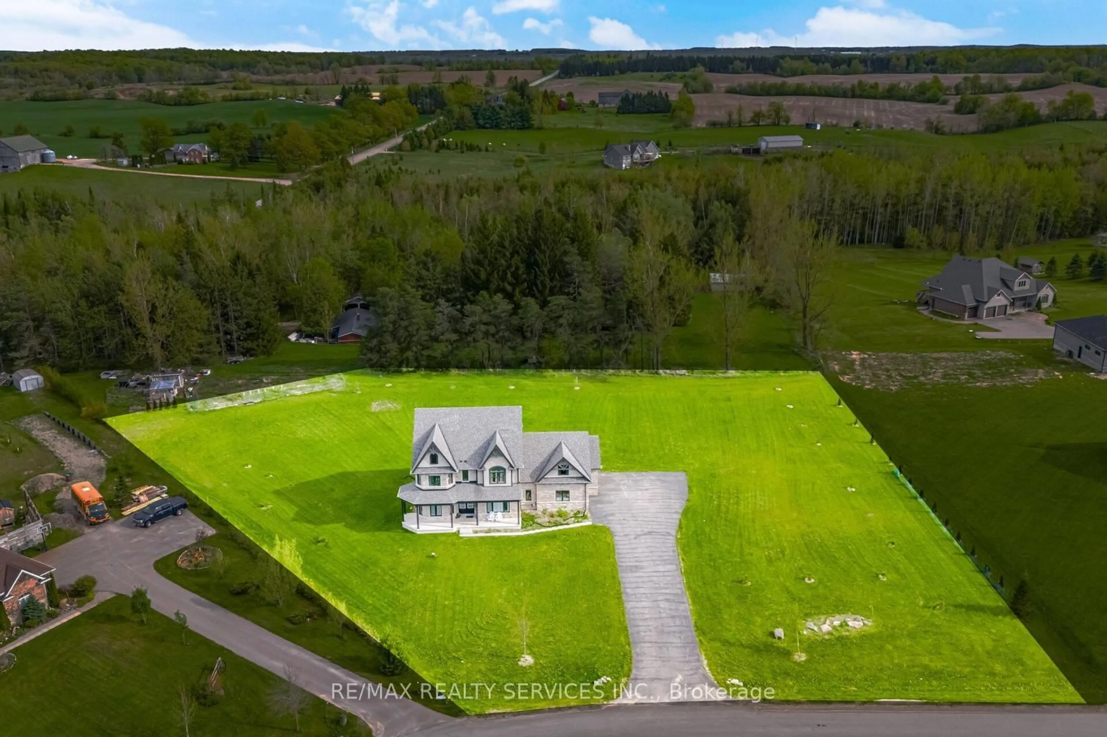 A pic from outside/outdoor area/front of a property/back of a property/a pic from drone, building for 26 Country Meadows Dr, Amaranth Ontario L9V 3T8