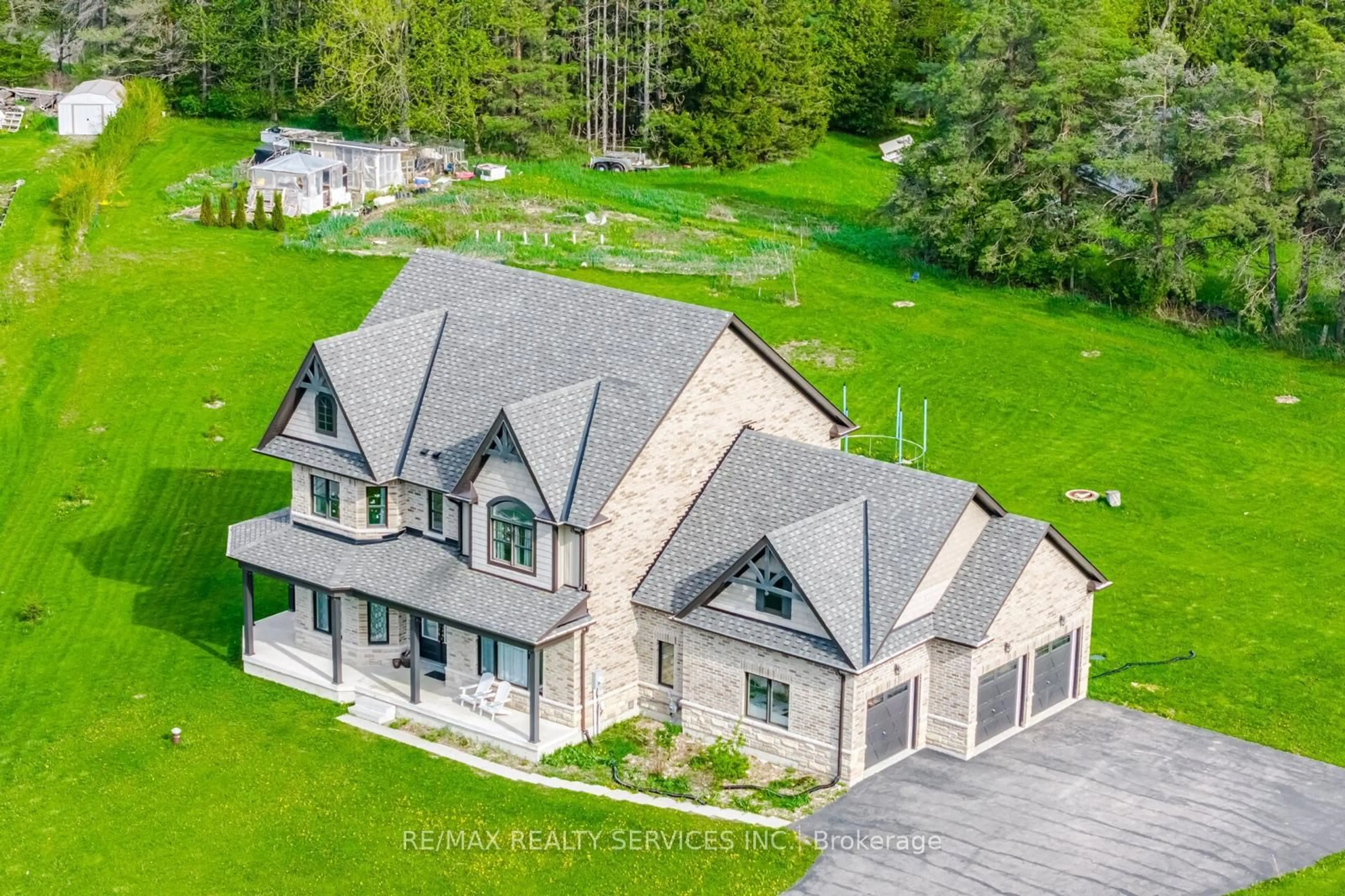 A pic from outside/outdoor area/front of a property/back of a property/a pic from drone, unknown for 26 Country Meadows Dr, Amaranth Ontario L9V 3T8