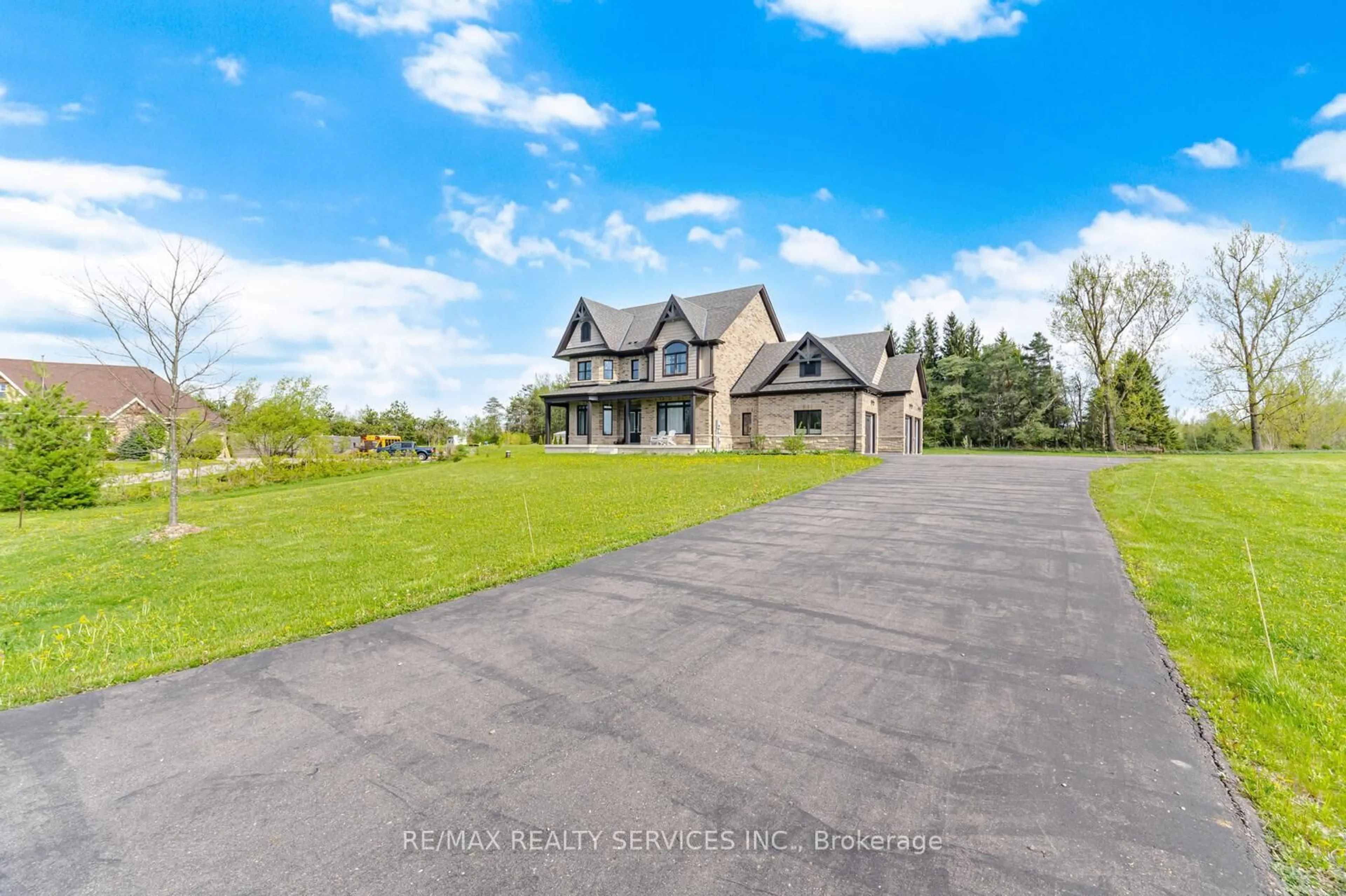 A pic from outside/outdoor area/front of a property/back of a property/a pic from drone, unknown for 26 Country Meadows Dr, Amaranth Ontario L9V 3T8