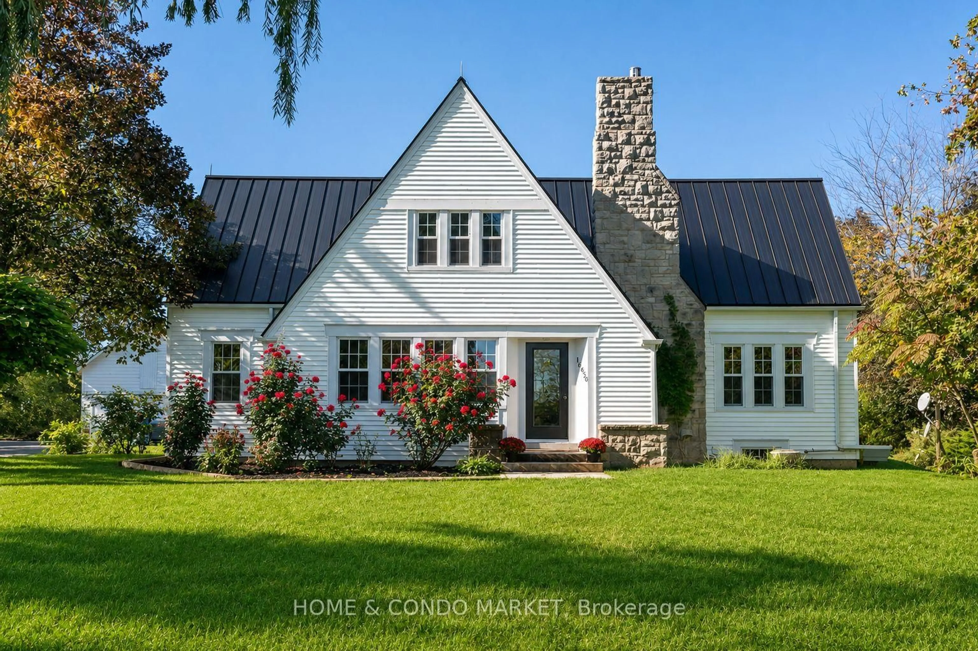 Home with vinyl exterior material, street for 15450 NIAGARA RIVER Pkwy, Niagara-on-the-Lake Ontario L0S 1J0