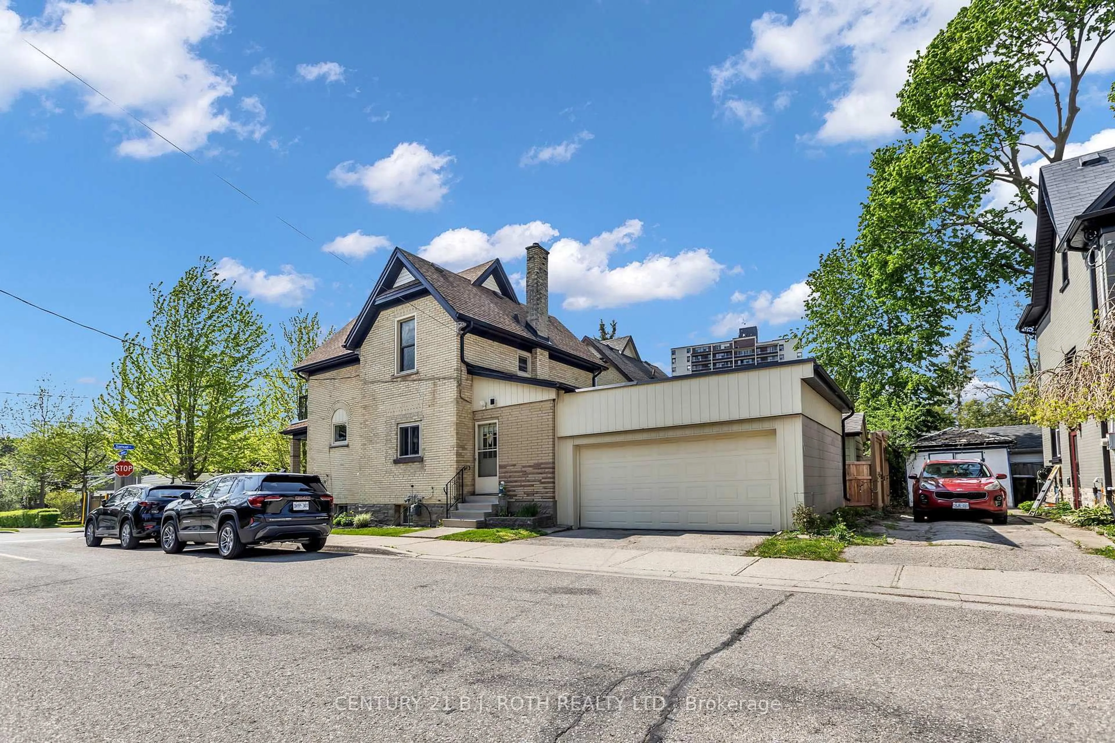 A pic from outside/outdoor area/front of a property/back of a property/a pic from drone, street for 32 Samuel St, Kitchener Ontario N2H 1P1