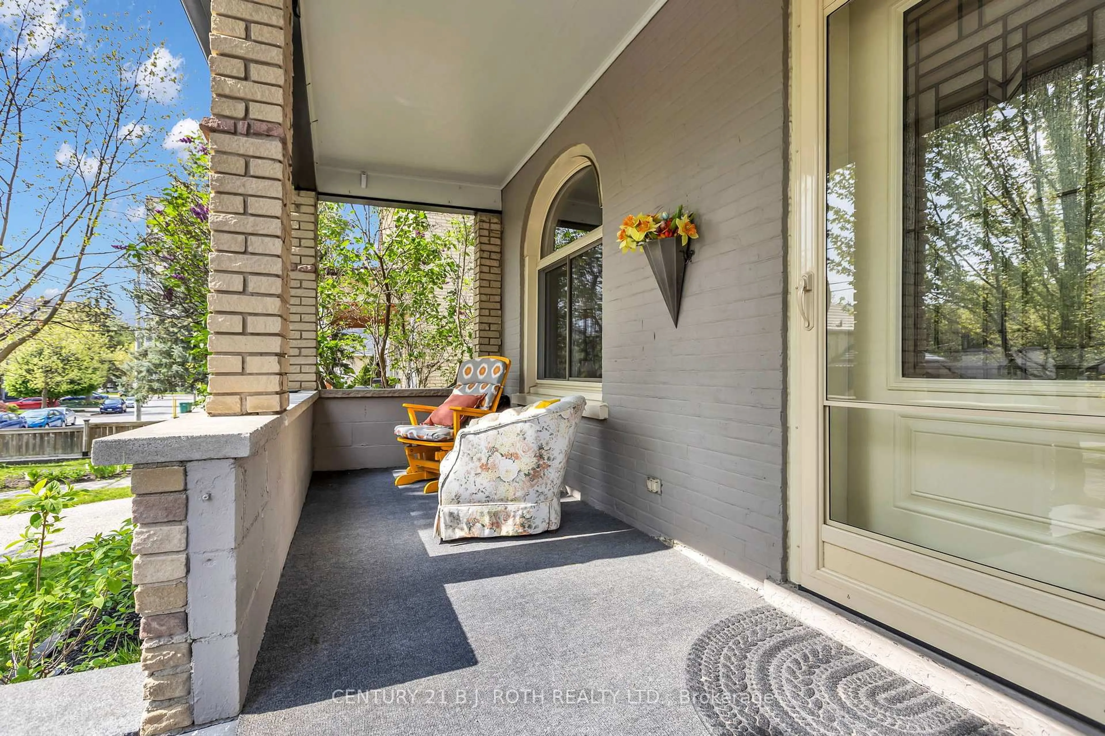 Patio, street for 32 Samuel St, Kitchener Ontario N2H 1P1