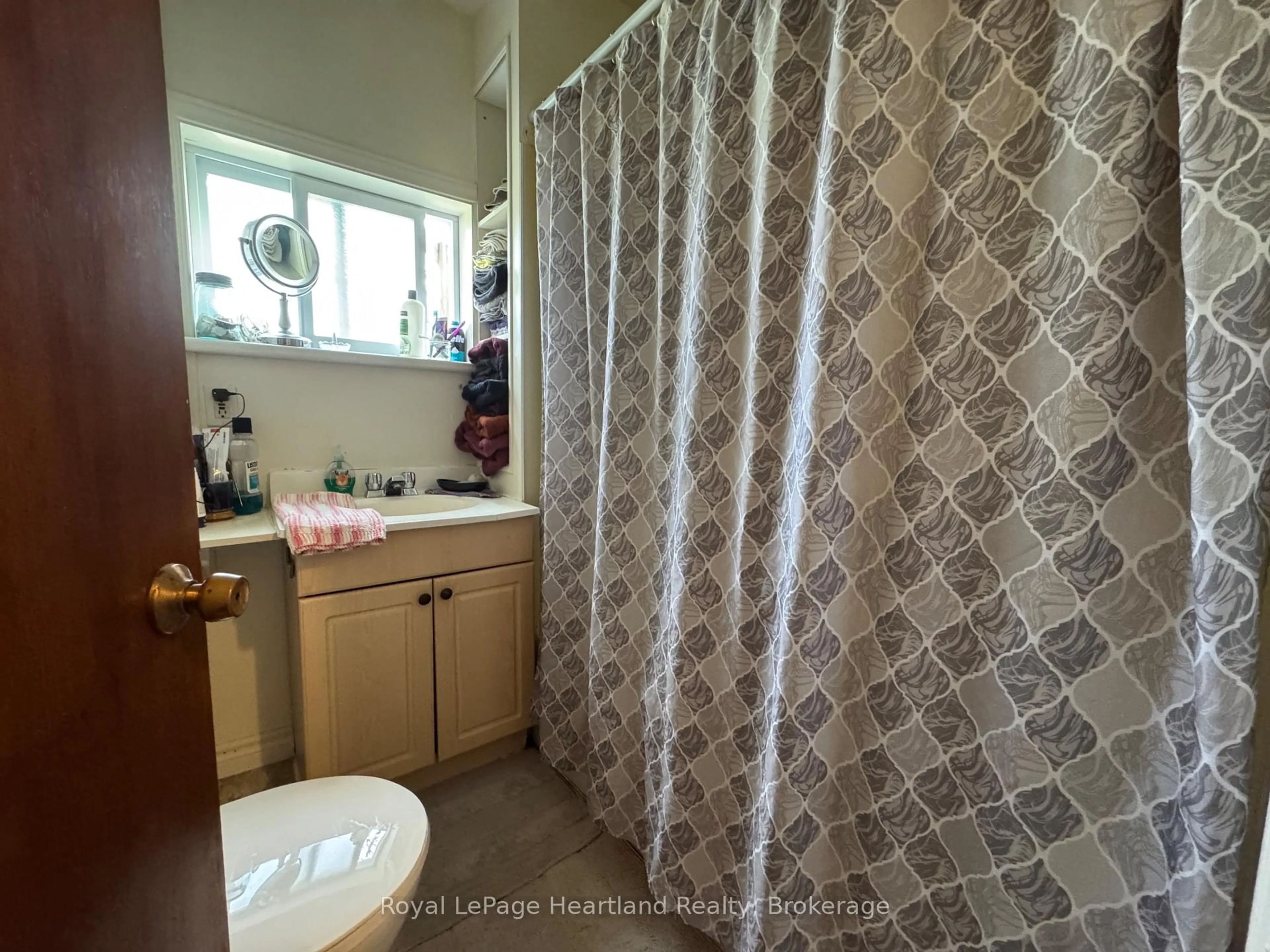 Standard bathroom, ceramic/tile floor for 635 Yonge St, Minto Ontario N0G 2P0