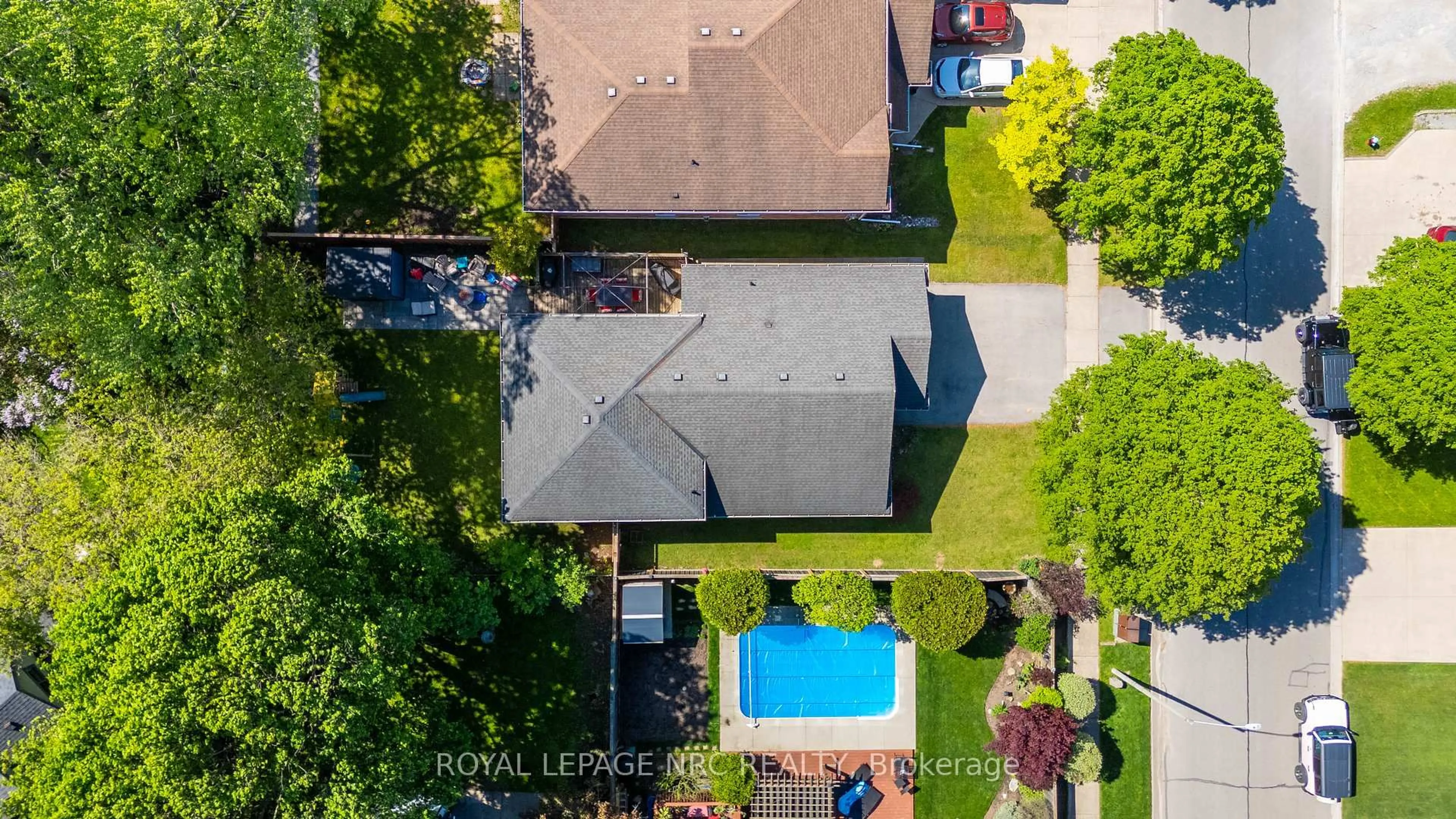 A pic from outside/outdoor area/front of a property/back of a property/a pic from drone, street for 5622 Magnolia Dr, Niagara Falls Ontario L2H 3J4