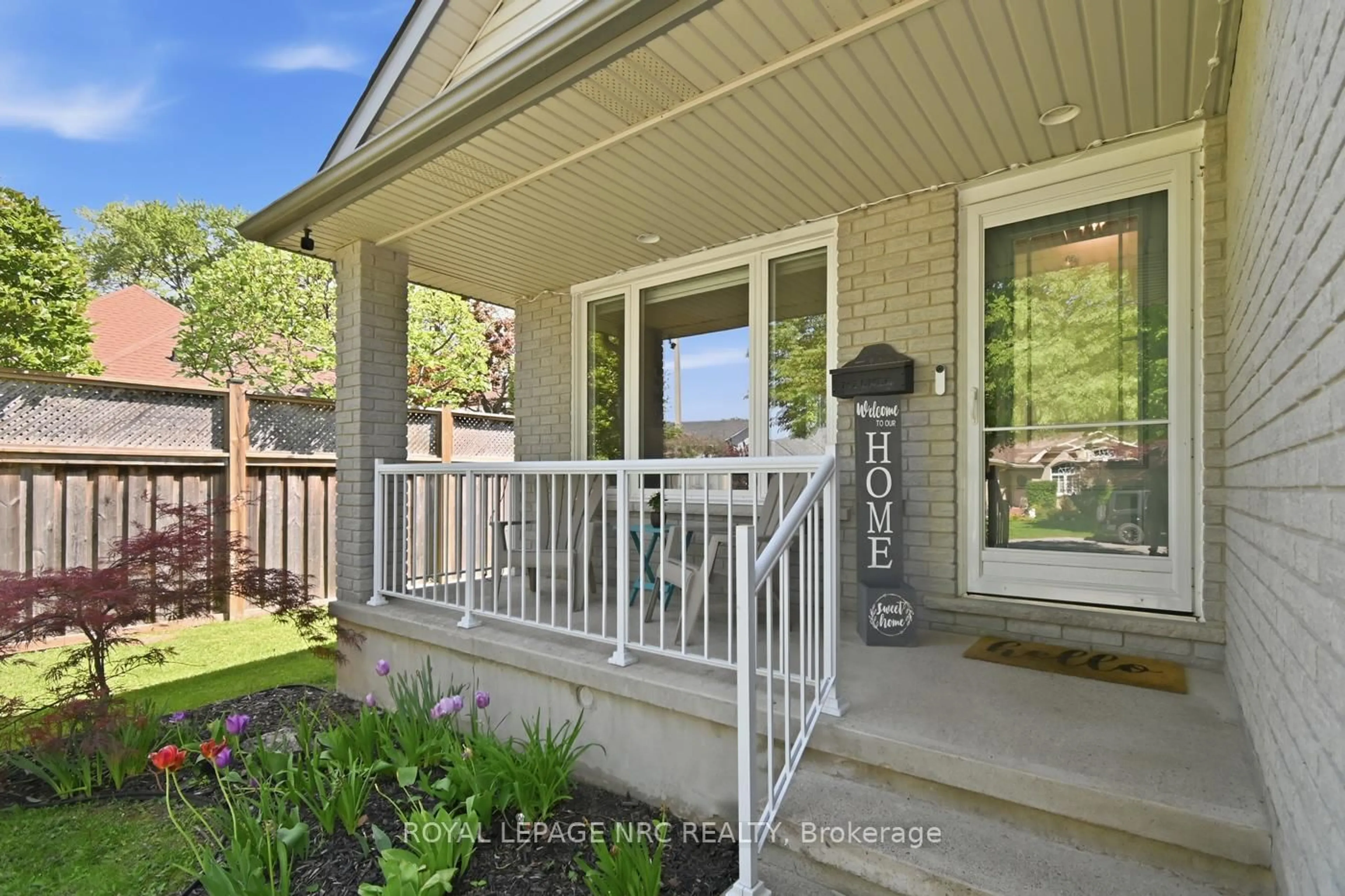 Indoor entryway for 5622 Magnolia Dr, Niagara Falls Ontario L2H 3J4