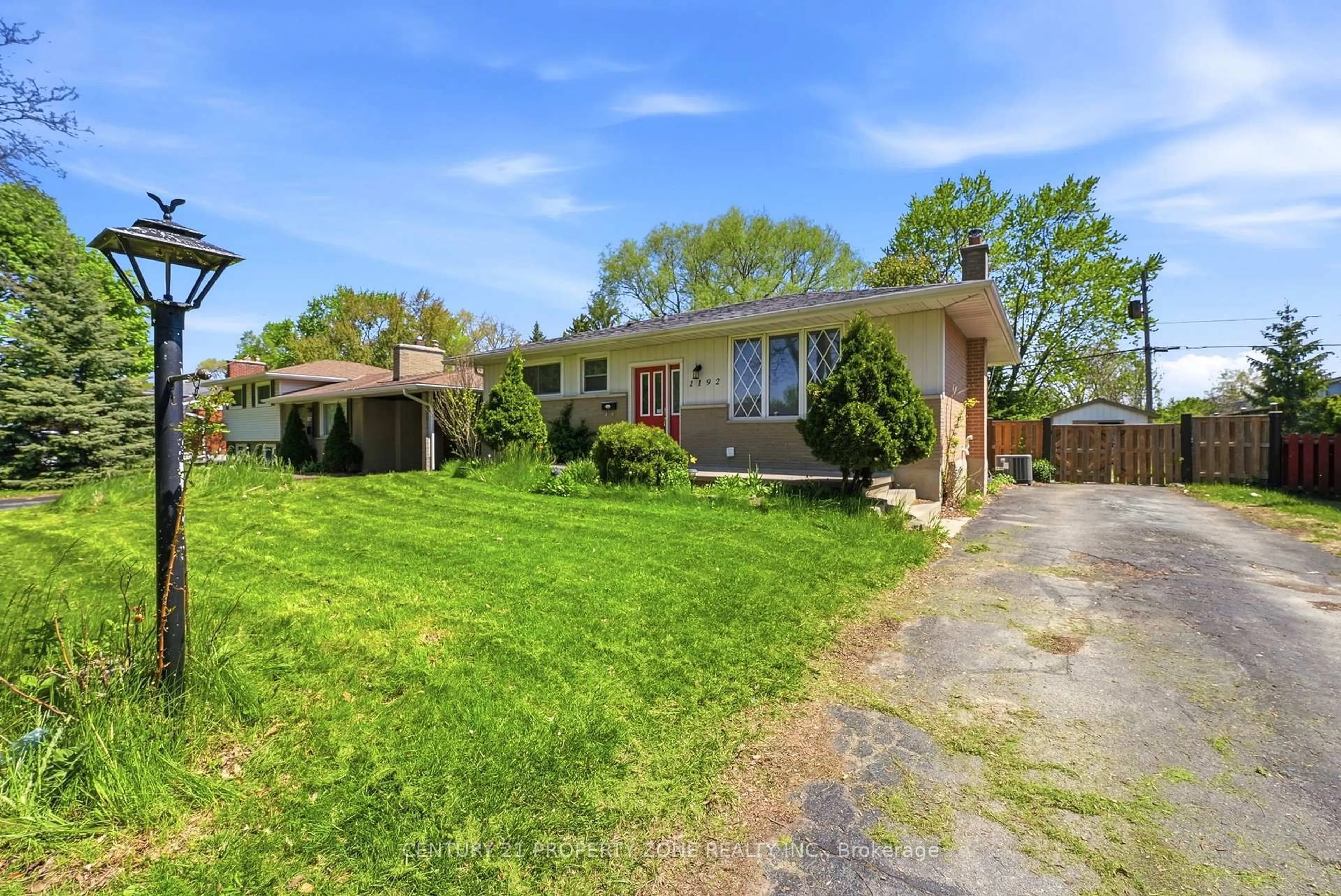 A pic from outside/outdoor area/front of a property/back of a property/a pic from drone, street for 1192 KALADAR Dr, London East Ontario N5V 2R5