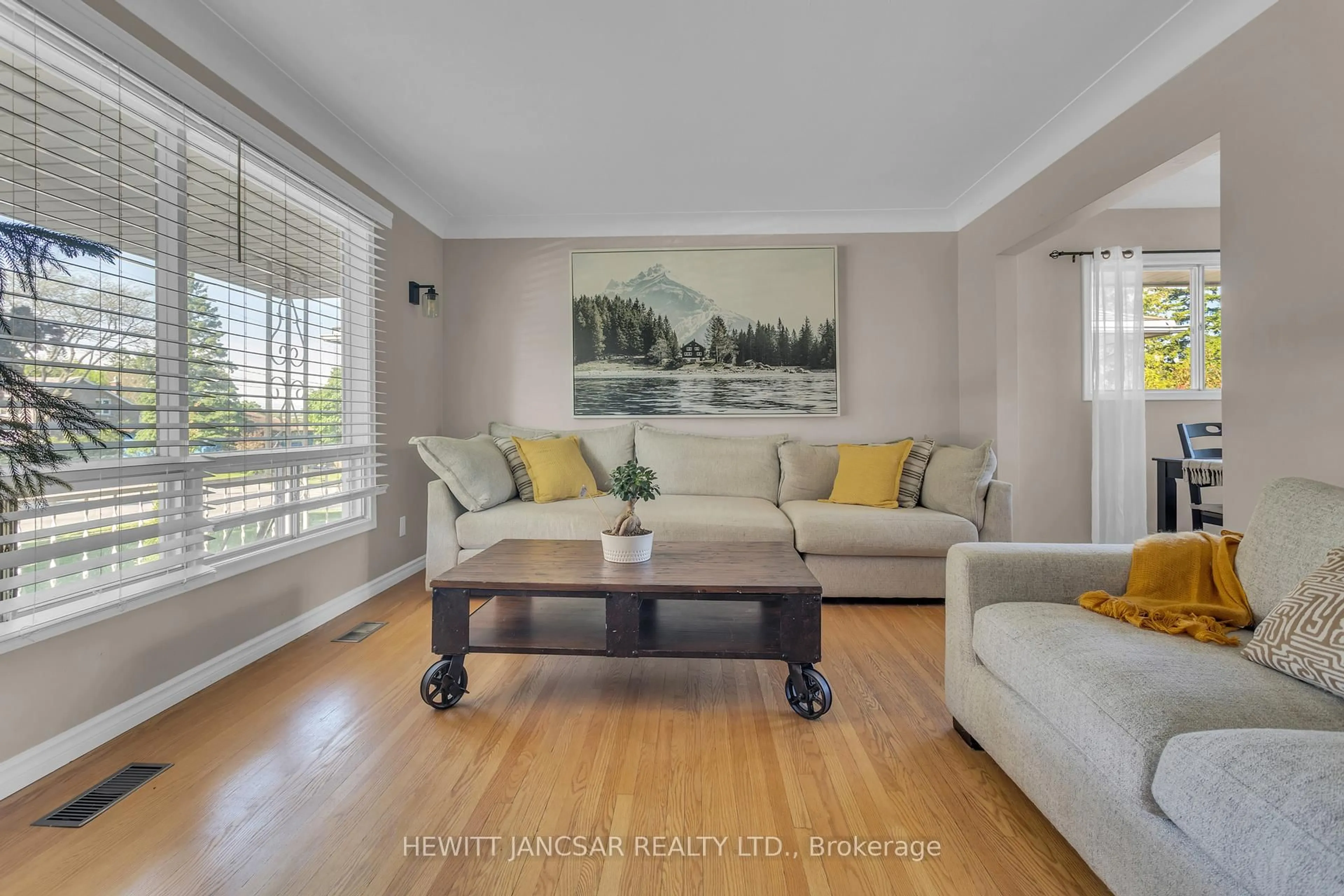 Living room with furniture, wood/laminate floor for 240 Elliott St, Cambridge Ontario N1R 2K9
