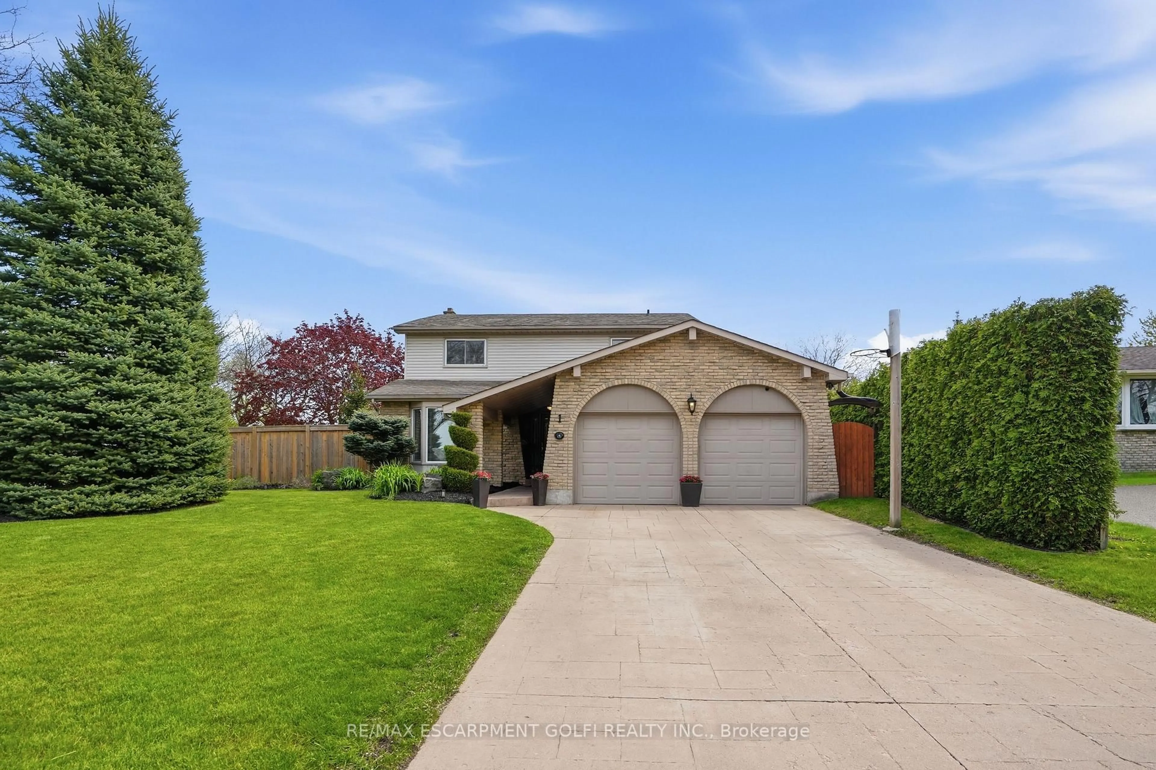 Home with vinyl exterior material, street for 1 OAKMEADOW Pl, St. Catharines Ontario L2N 5X6