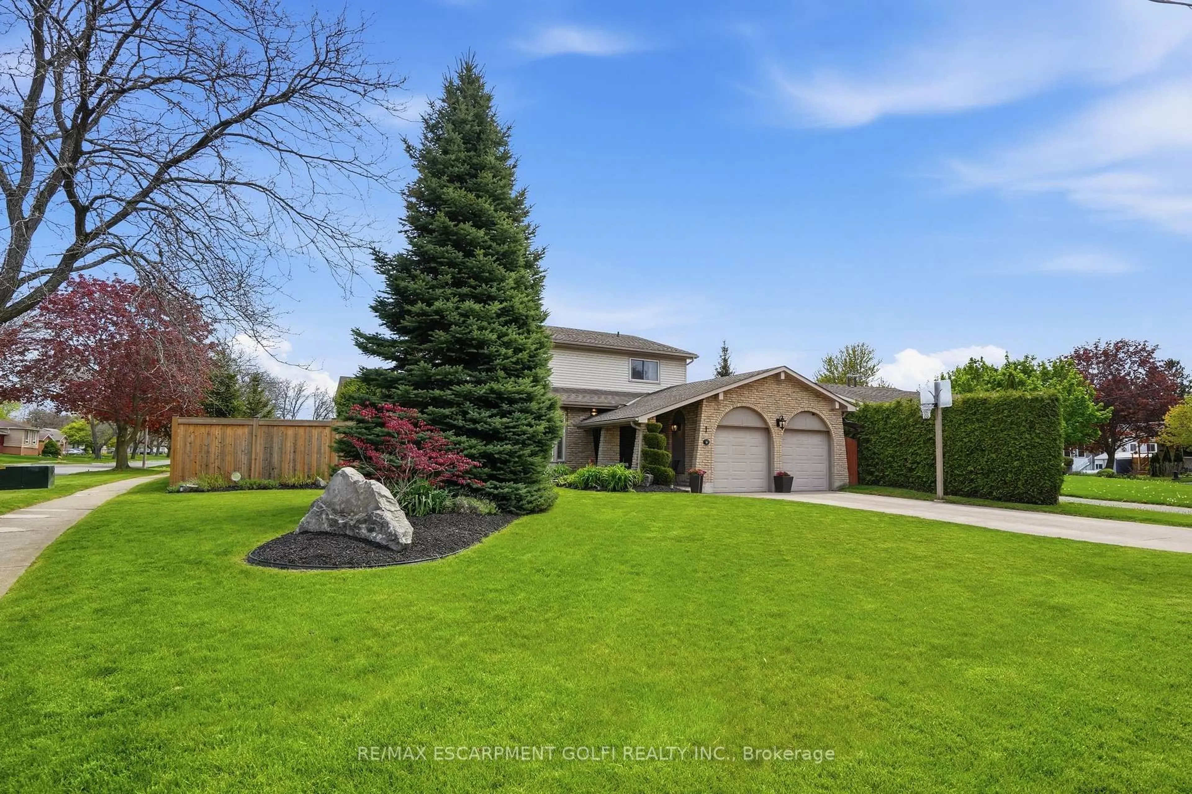 A pic from outside/outdoor area/front of a property/back of a property/a pic from drone, unknown for 1 OAKMEADOW Pl, St. Catharines Ontario L2N 5X6