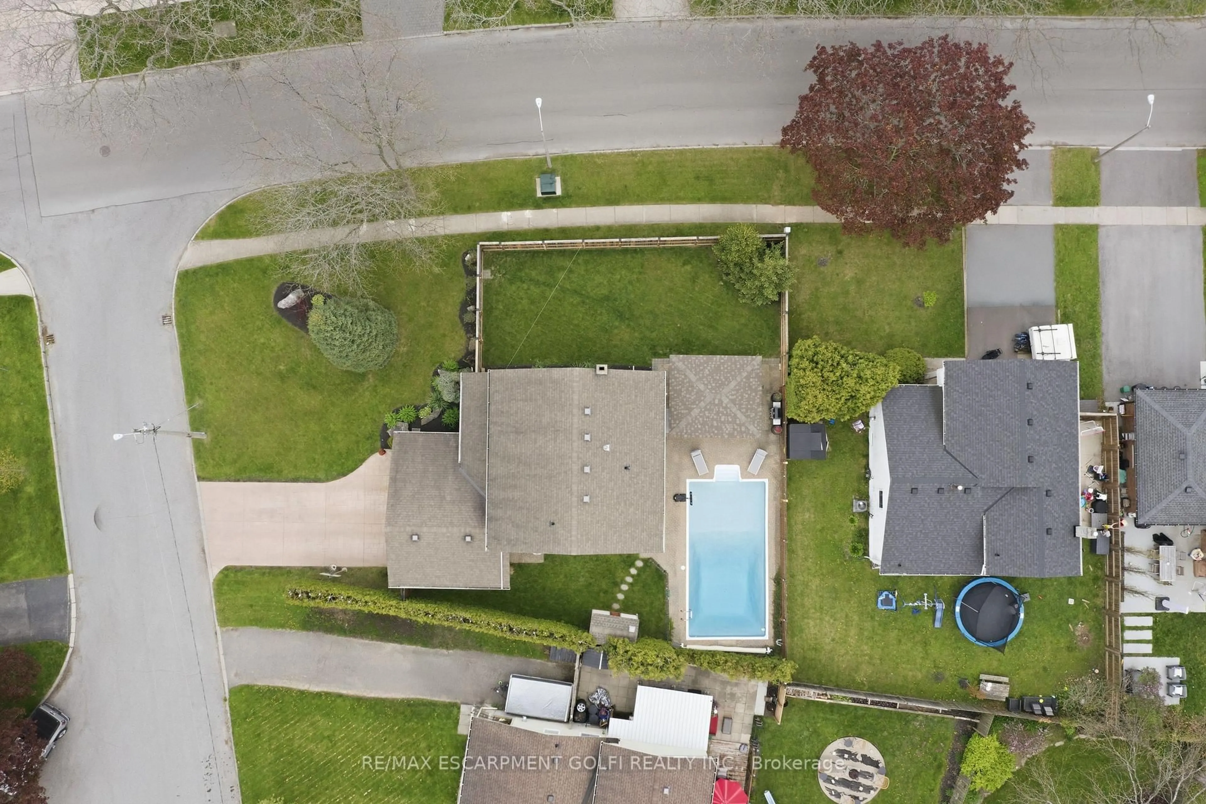 A pic from outside/outdoor area/front of a property/back of a property/a pic from drone, street for 1 OAKMEADOW Pl, St. Catharines Ontario L2N 5X6
