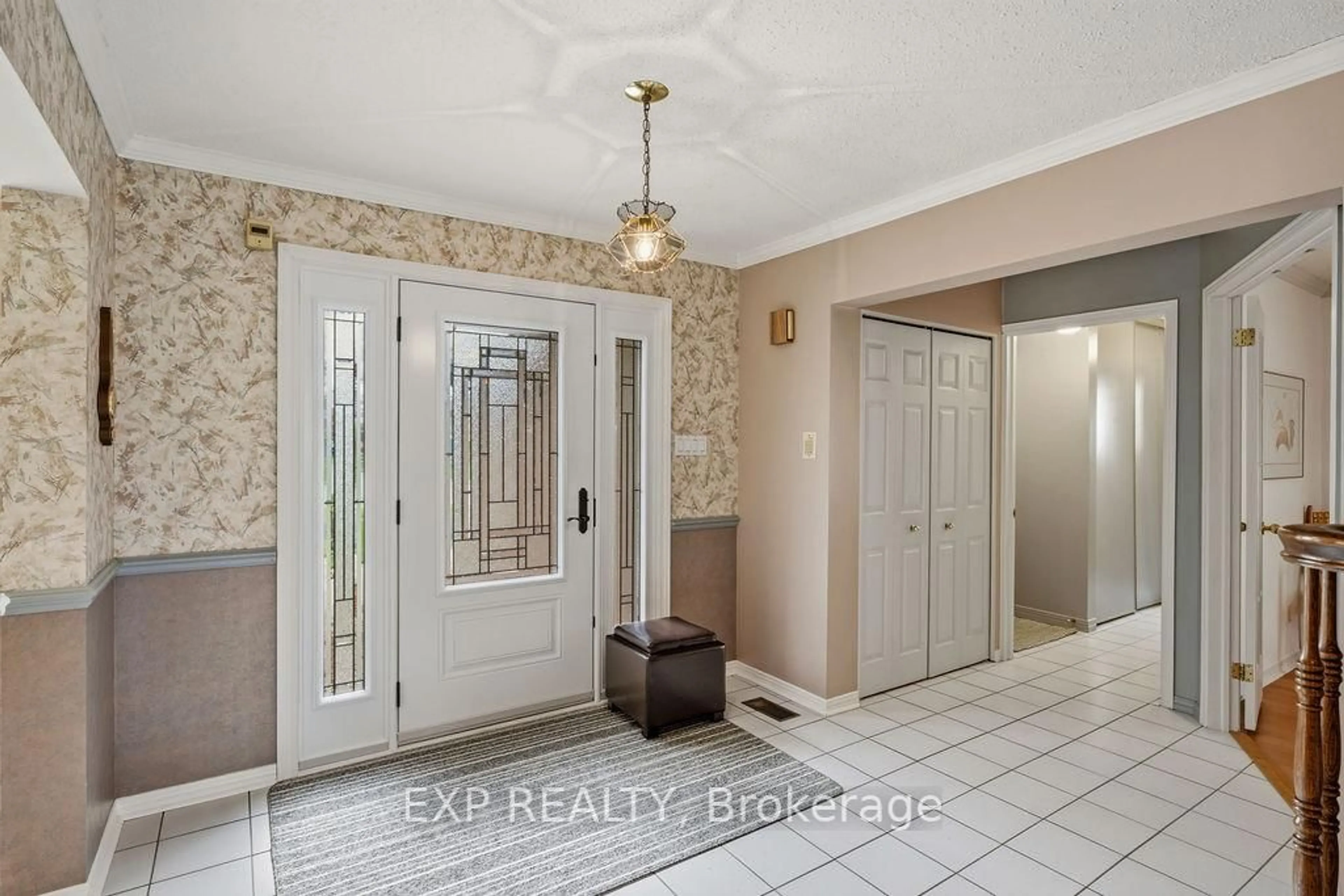 Indoor entryway for 1536 Michaelsem St, Ottawa Ontario K1C 4T5