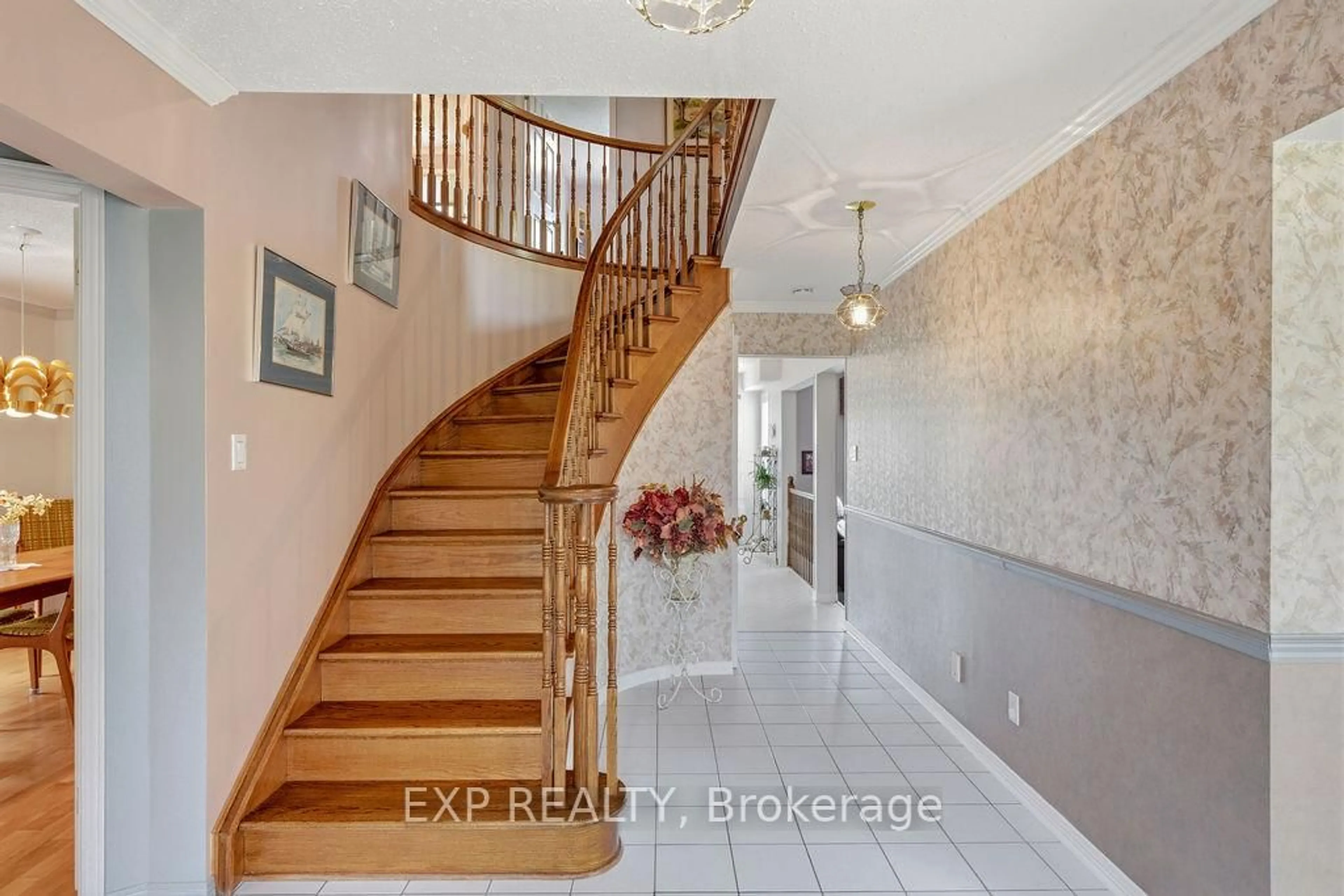 Indoor entryway for 1536 Michaelsem St, Ottawa Ontario K1C 4T5