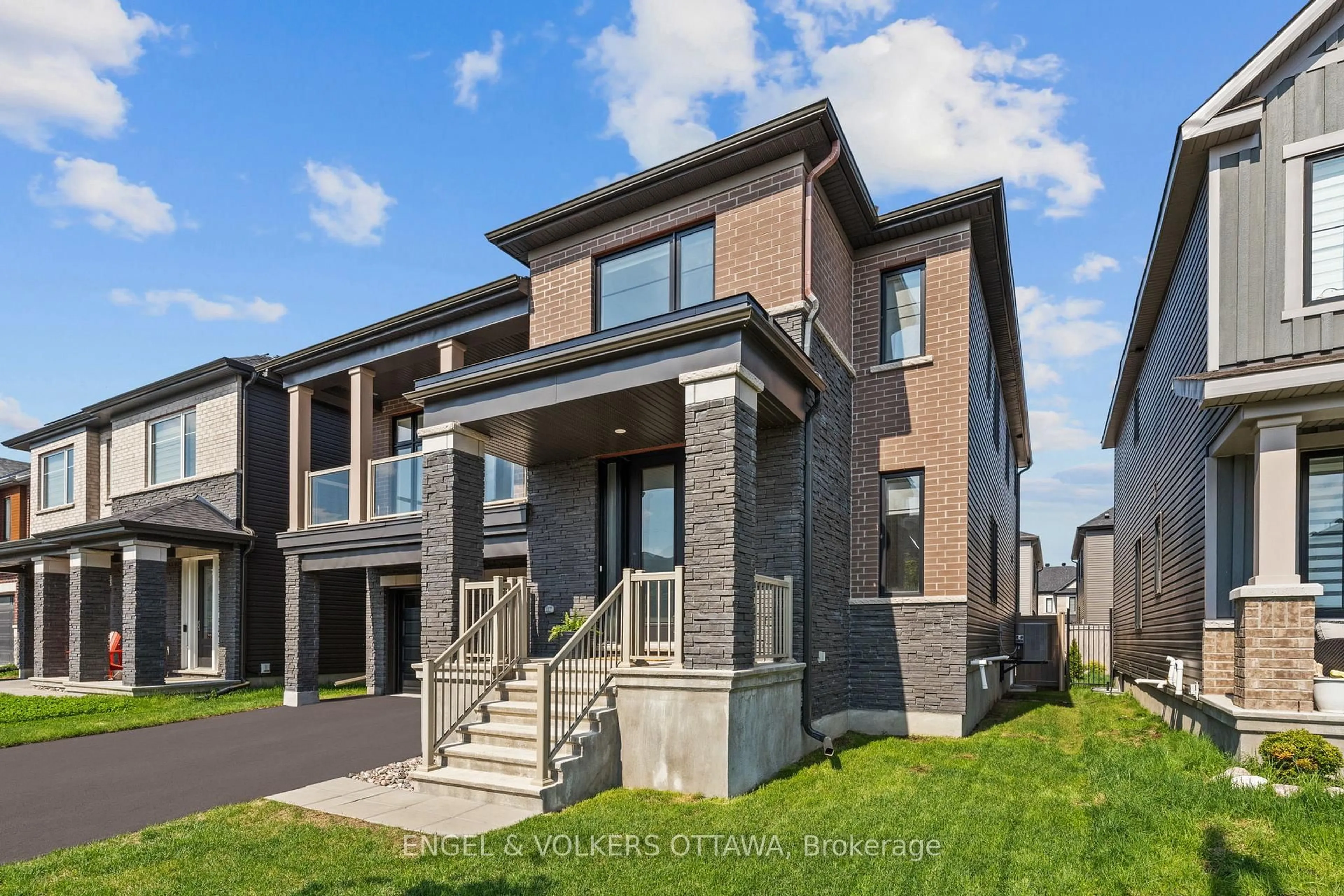 Home with brick exterior material, street for 612 Ribbon St, Manotick Ontario K4M 0M8