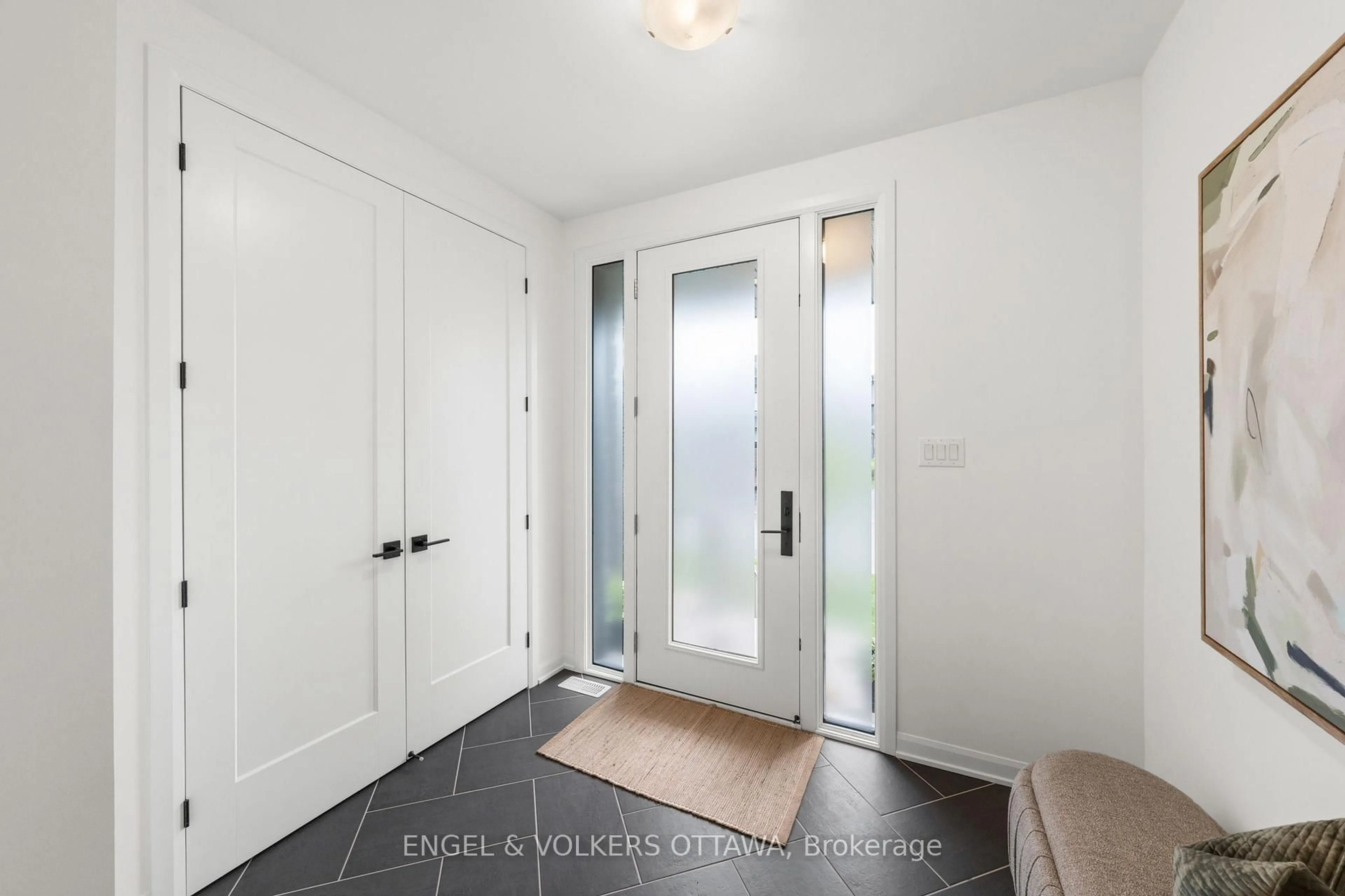 Indoor entryway for 612 Ribbon St, Manotick Ontario K4M 0M8