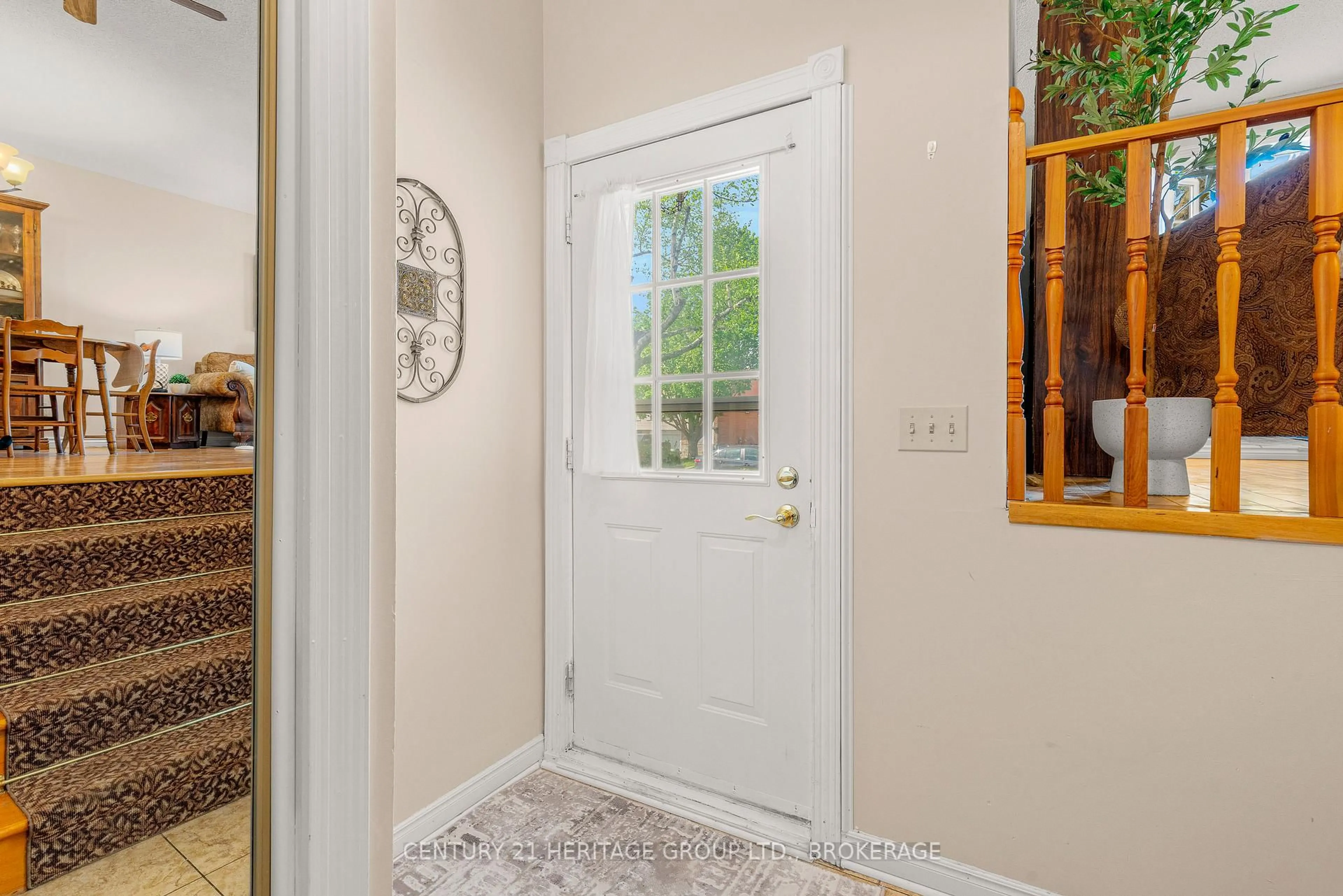 Indoor entryway for 1112 Basswood Pl, Kingston Ontario K7P 1K6