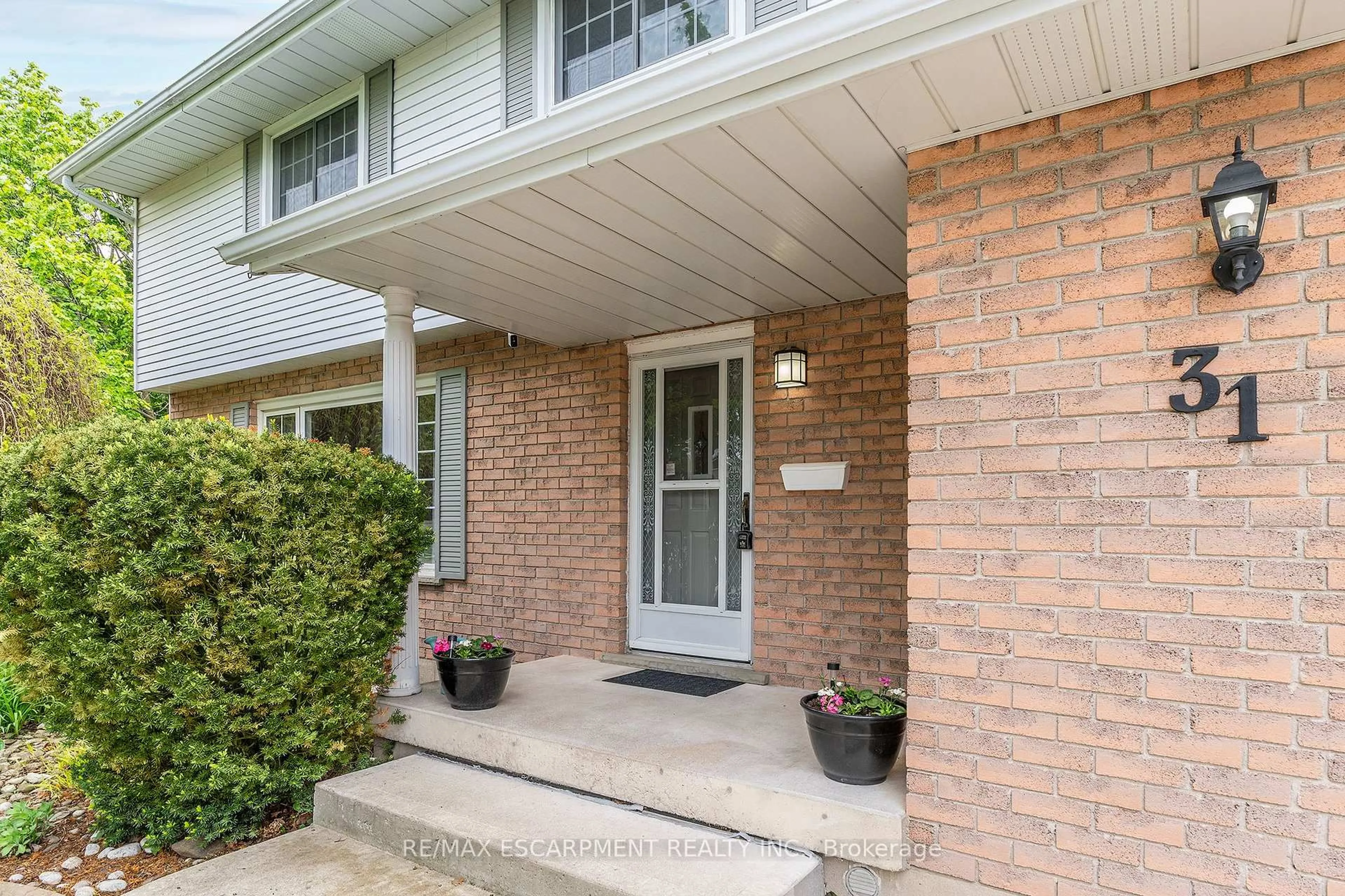 Indoor entryway for 31 Blackfriar Lane, Brantford Ontario N3R 7M2
