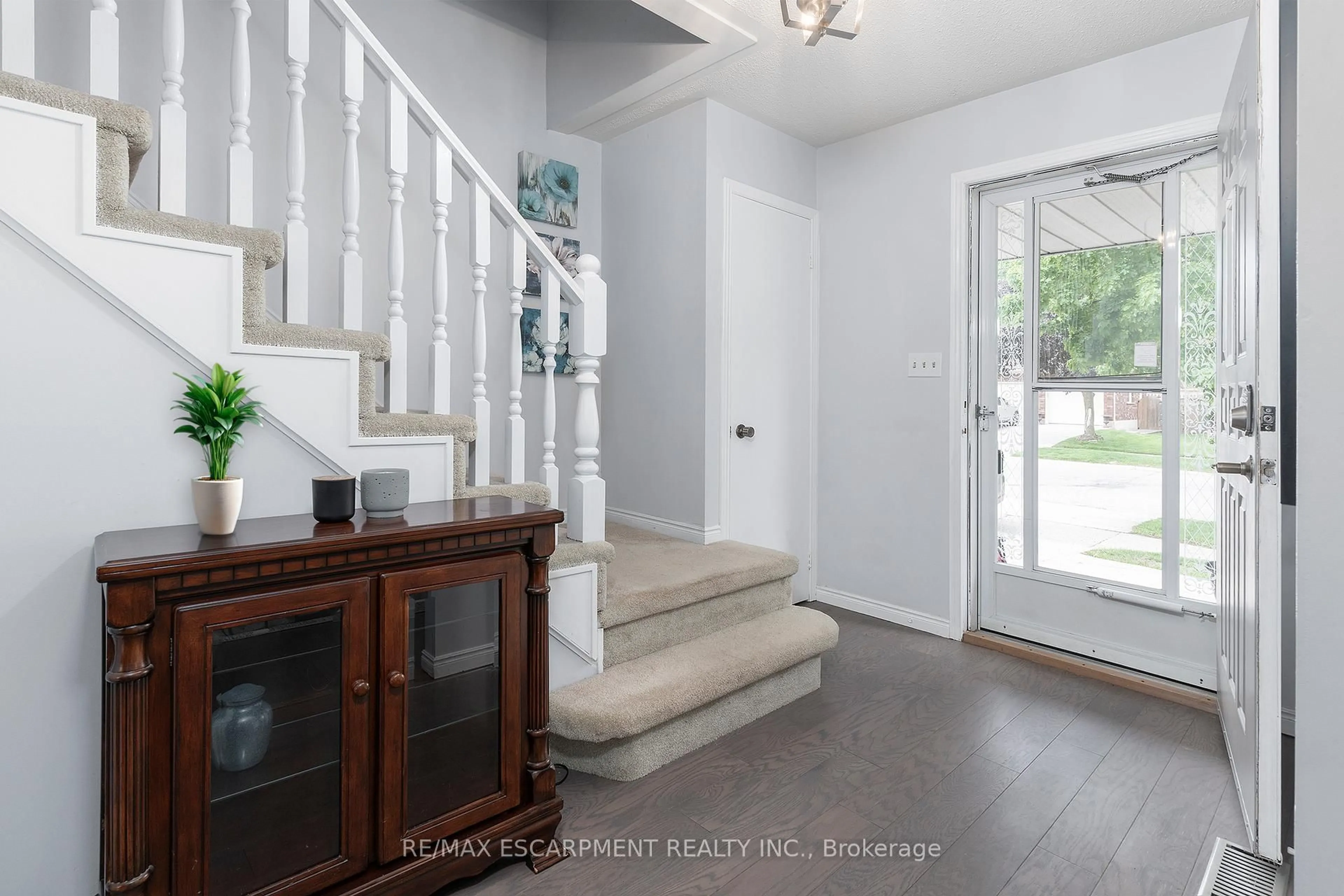 Indoor entryway for 31 Blackfriar Lane, Brantford Ontario N3R 7M2