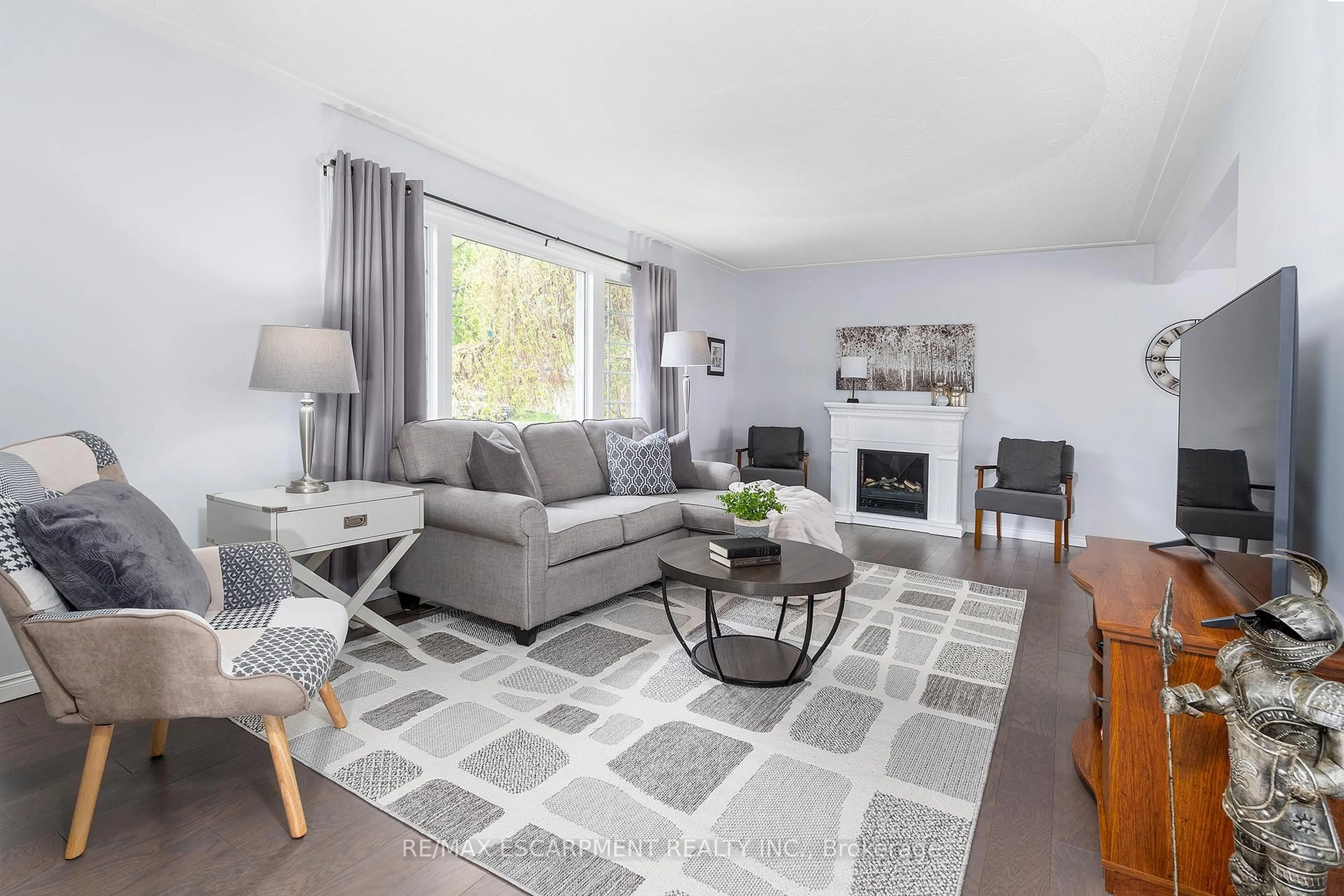 Living room with furniture, unknown for 31 Blackfriar Lane, Brantford Ontario N3R 7M2